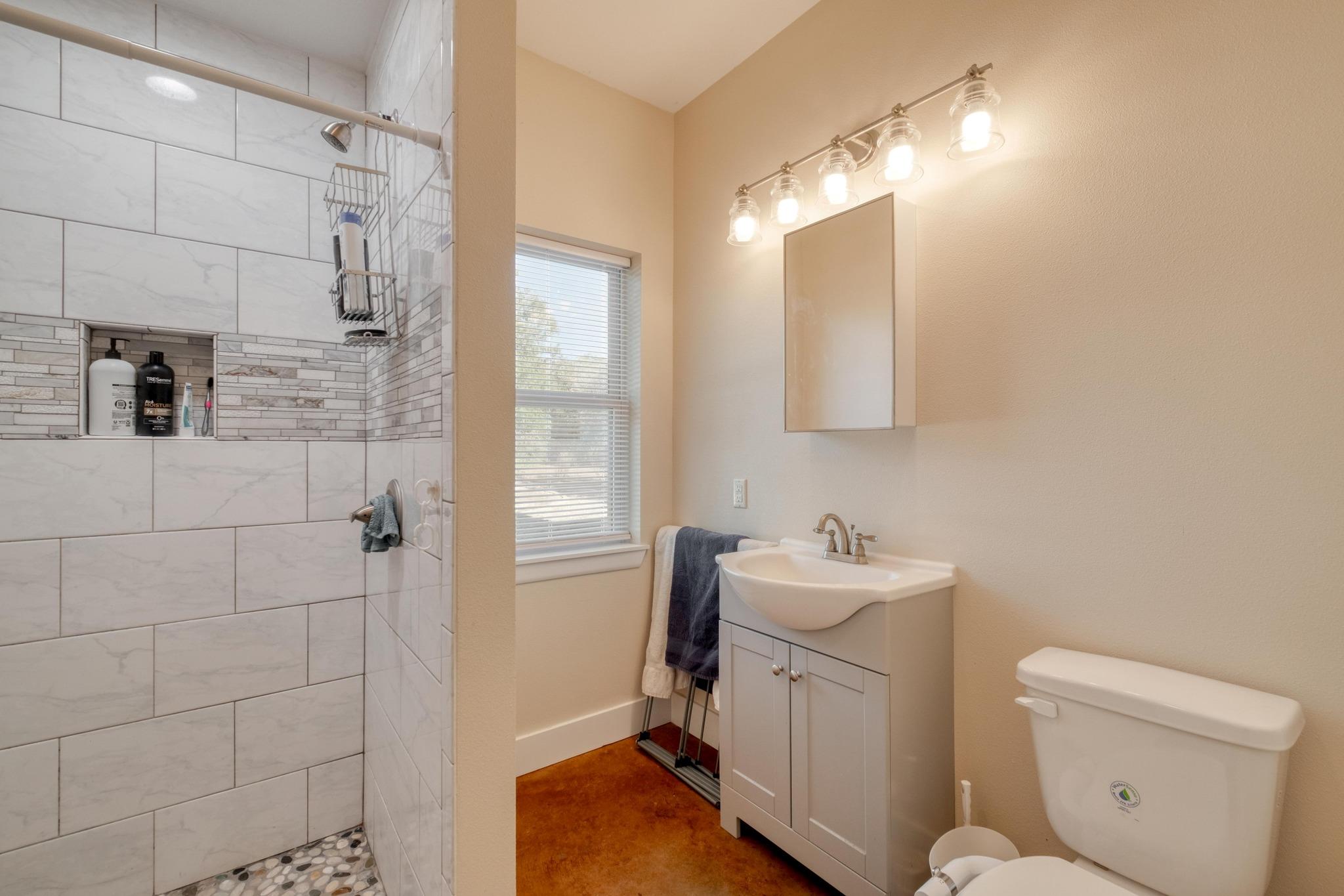 123 Bowie Trl, Luling, TX 78648