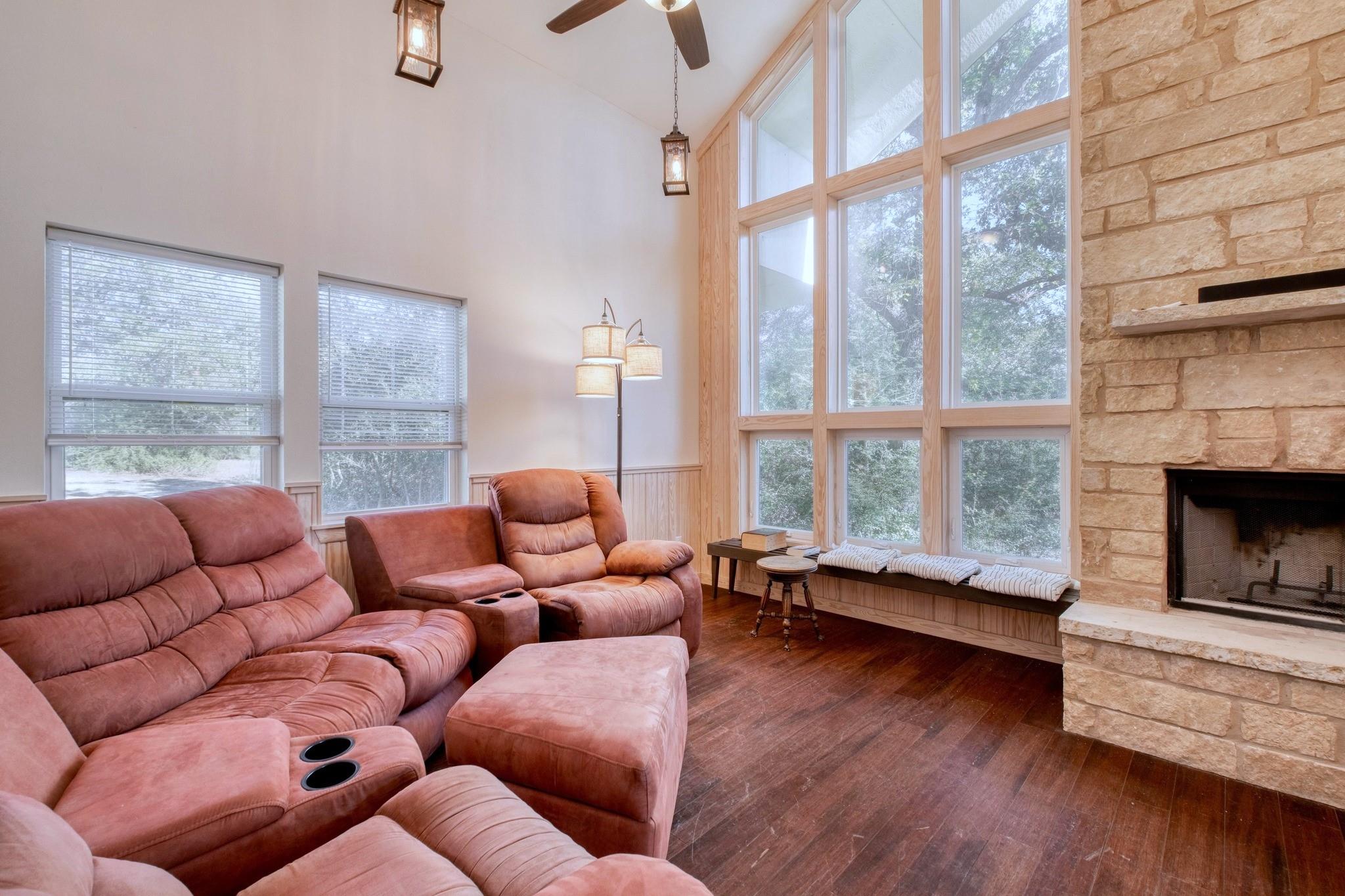 123 Bowie Trl, Luling, TX 78648