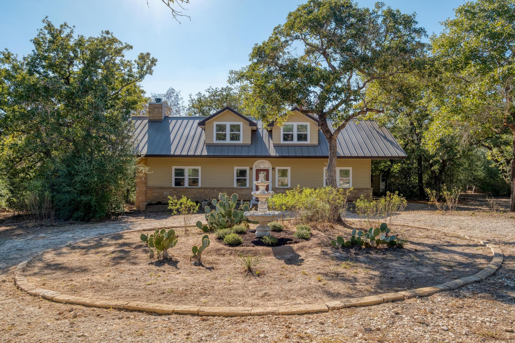 123 Bowie Trl, Luling, TX 78648