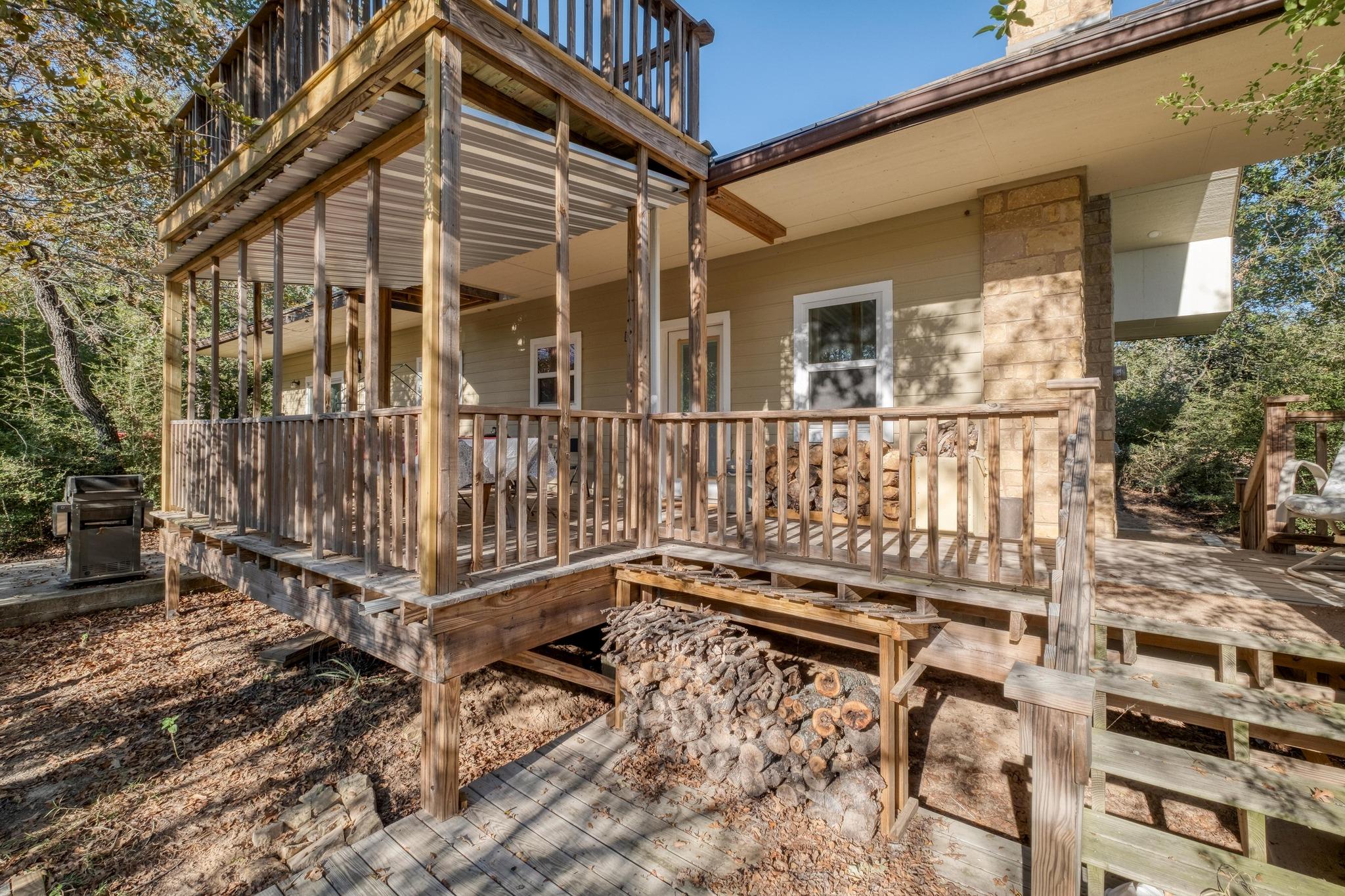 123 Bowie Trl, Luling, TX 78648