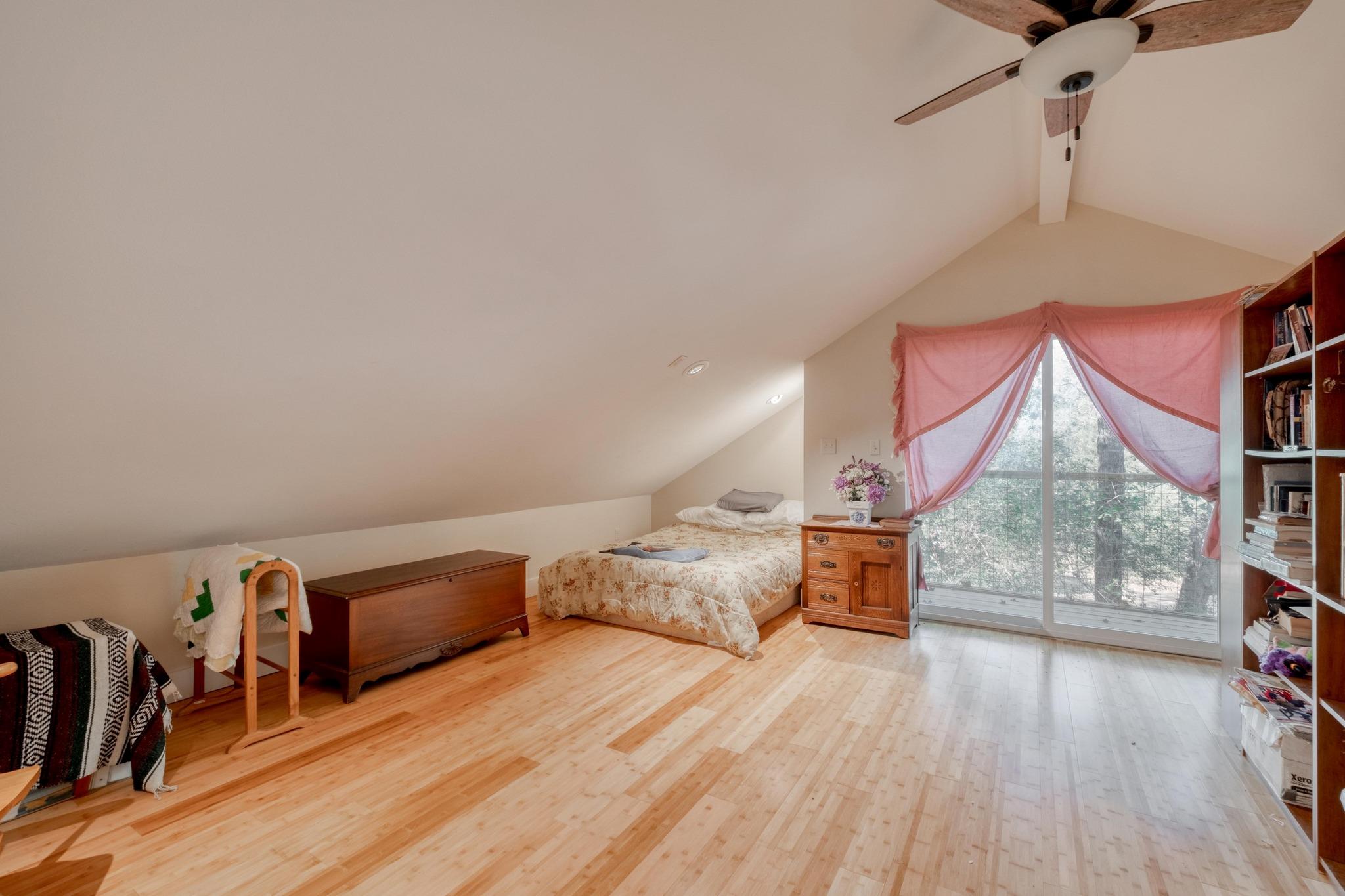 123 Bowie Trl, Luling, TX 78648