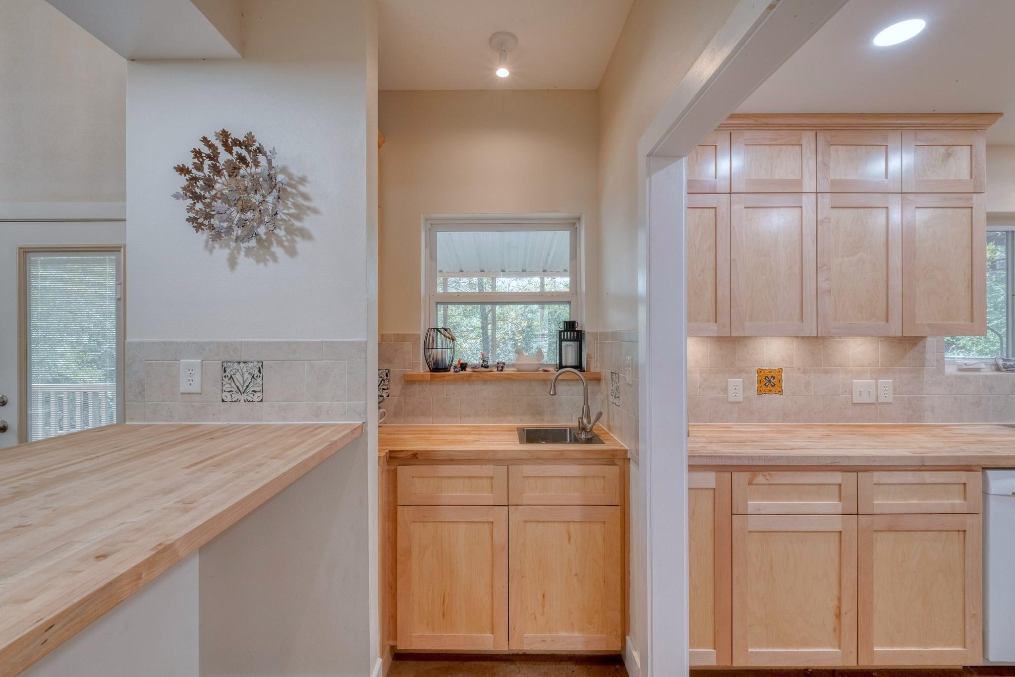 123 Bowie Trl, Luling, TX 78648