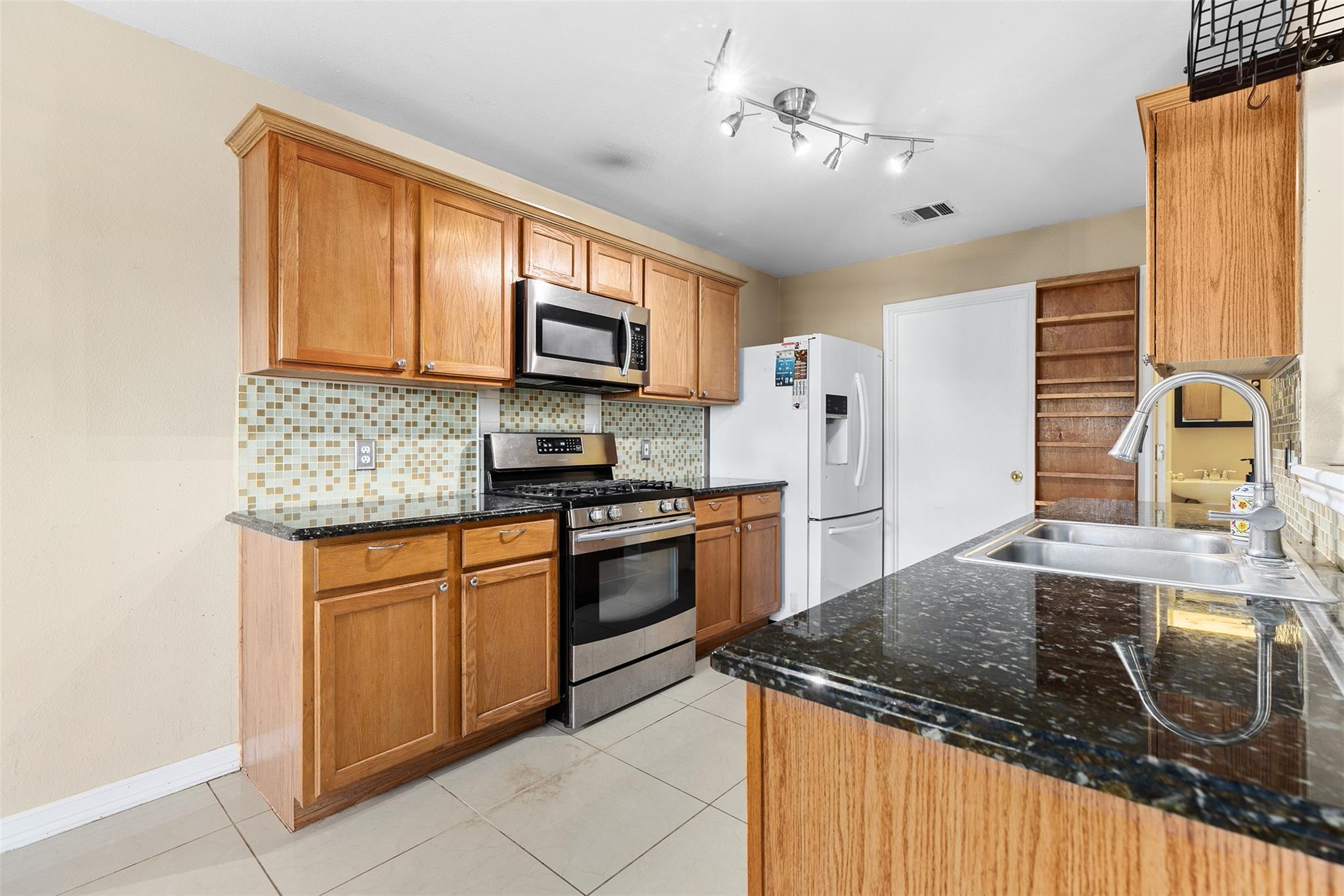 918 ESTATE DR Dr, Hutto, TX 78634