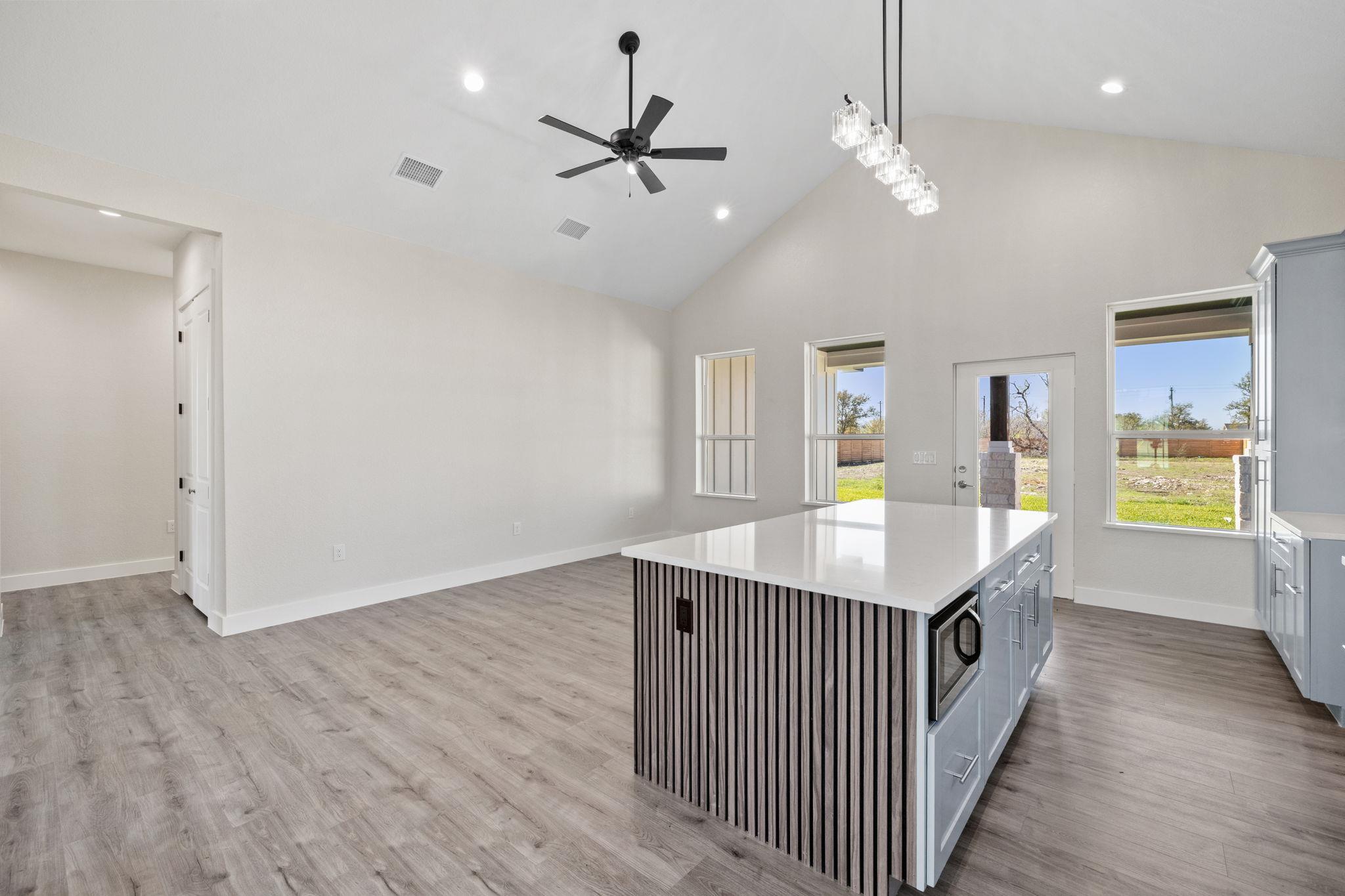 210 Jacaranda Dr, Dale, TX 78616