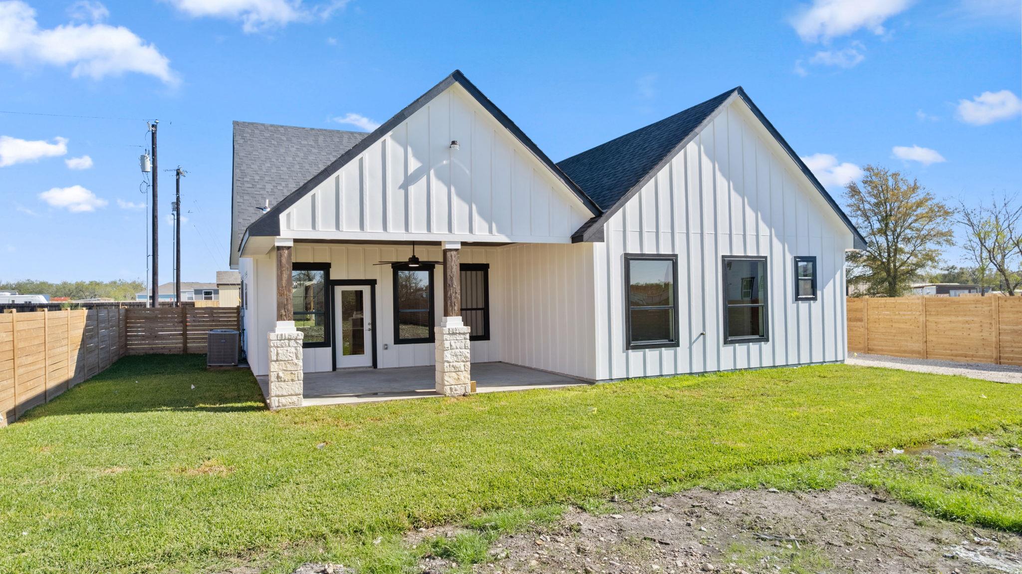 210 Jacaranda Dr, Dale, TX 78616