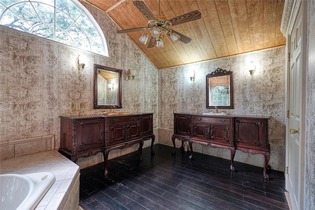 2105 Vivian Dr, Round Rock, TX 78681