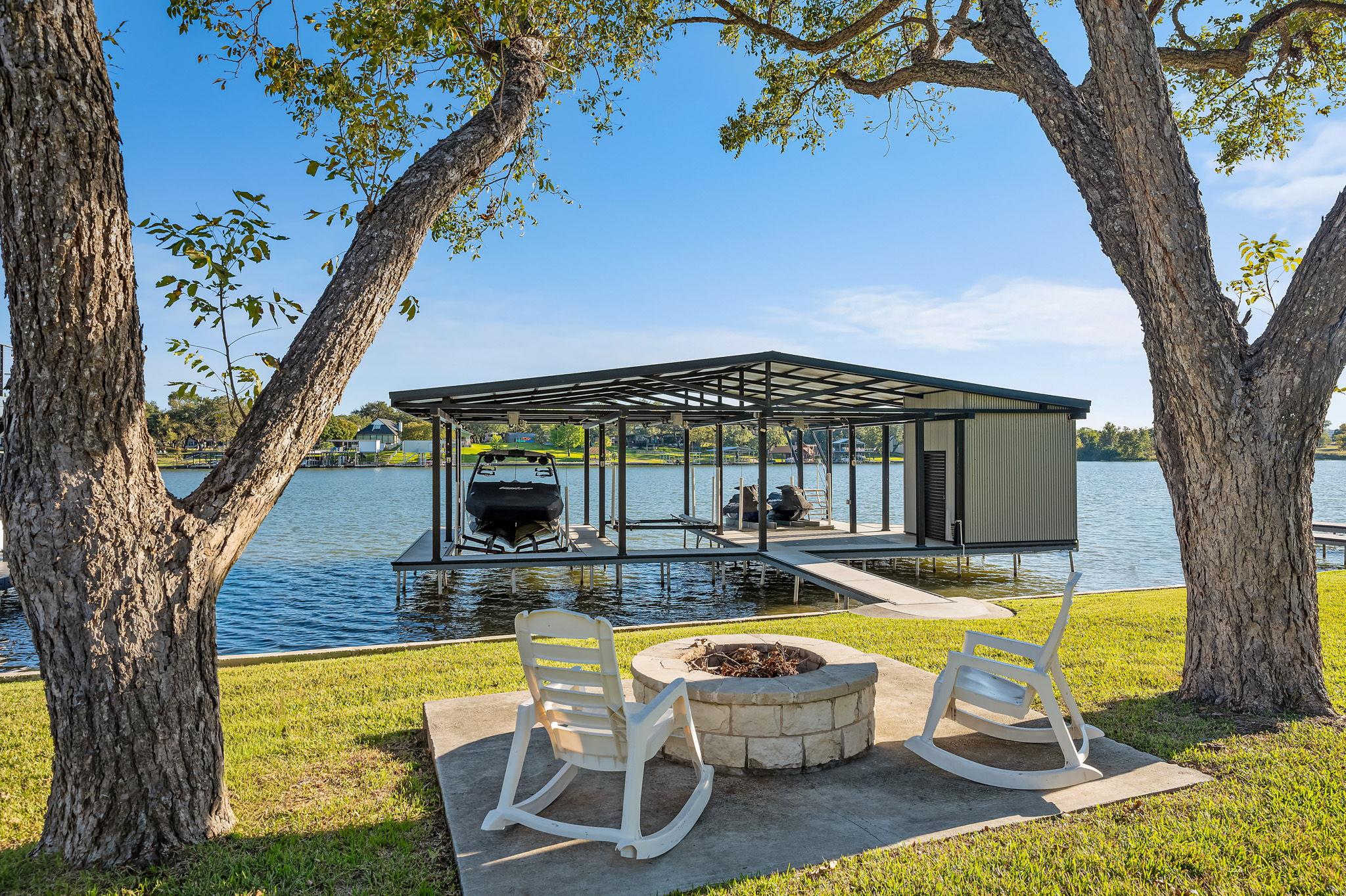 1836 Bluebonnet Ln, Kingsland, TX 78639