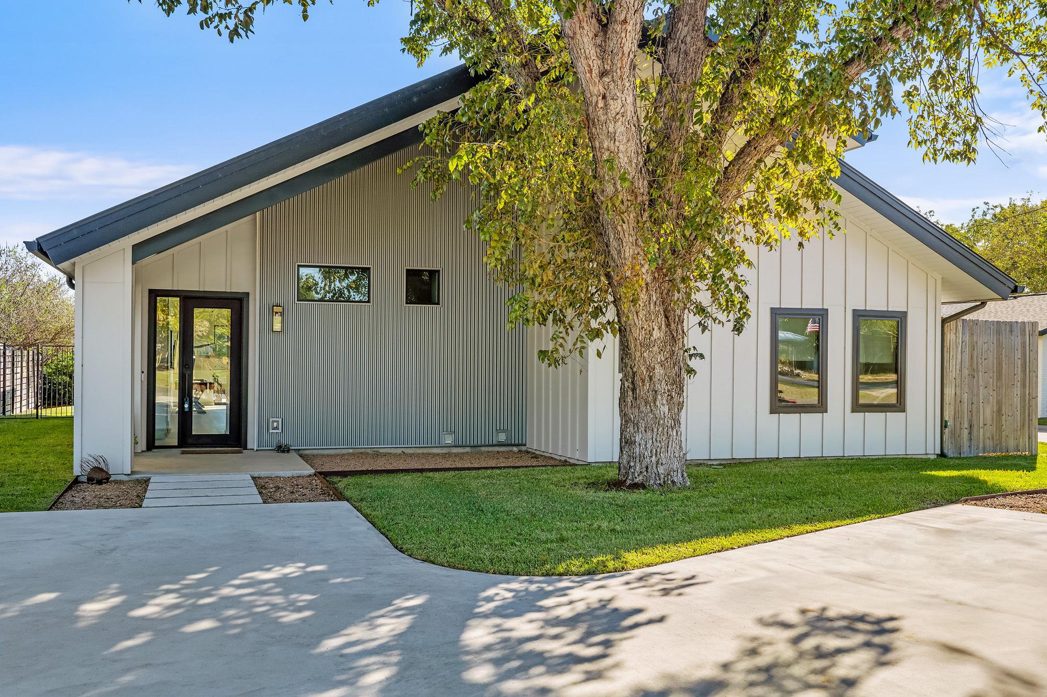 1836 Bluebonnet Ln, Kingsland, TX 78639