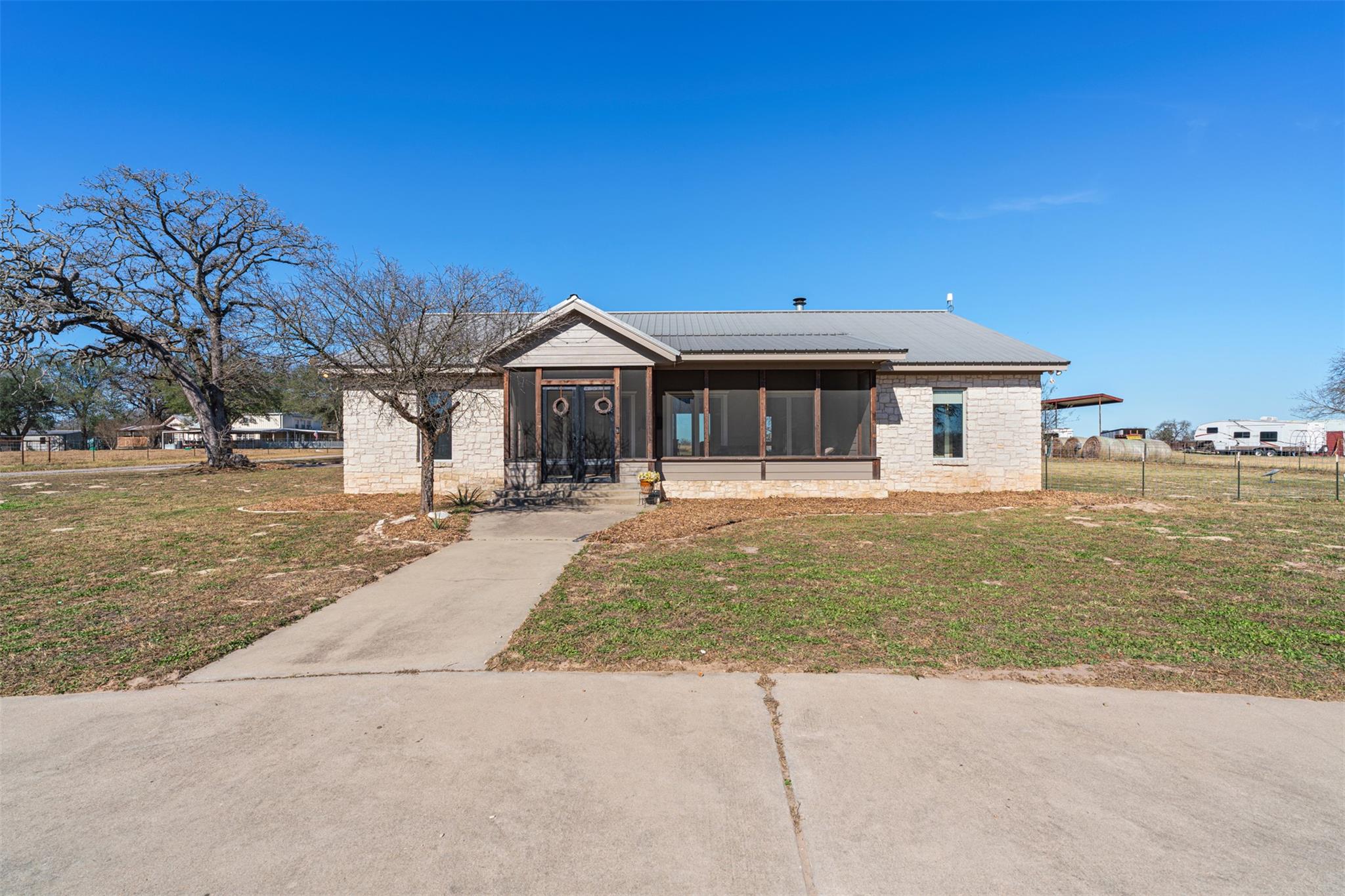 1158 W County Road 415, Lexington, TX 78947