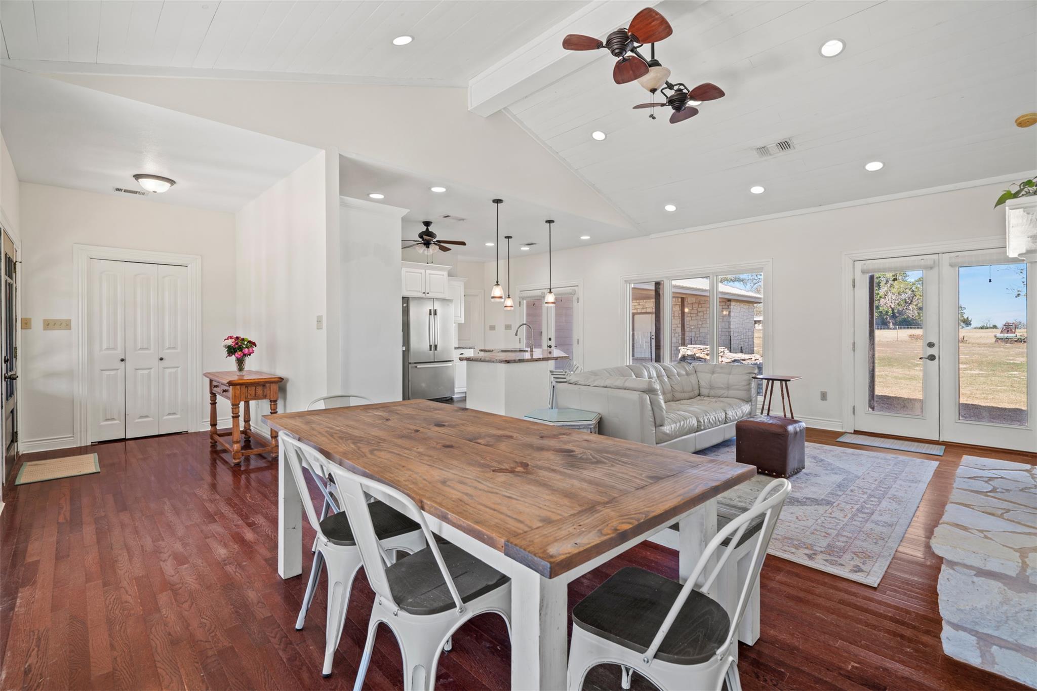 1158 W County Road 415, Lexington, TX 78947