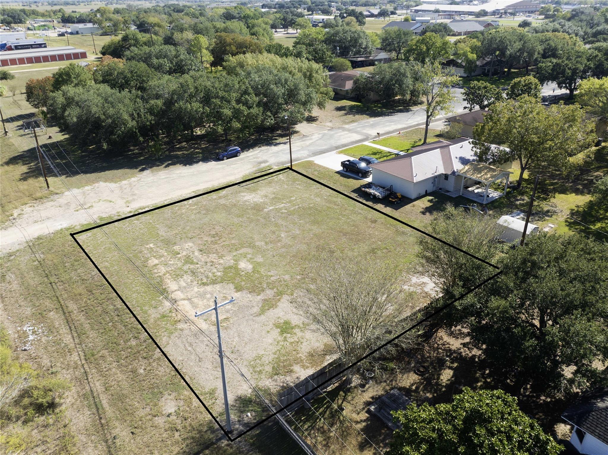 305 & 307 N Upton Ave, Schulenburg, TX 78956