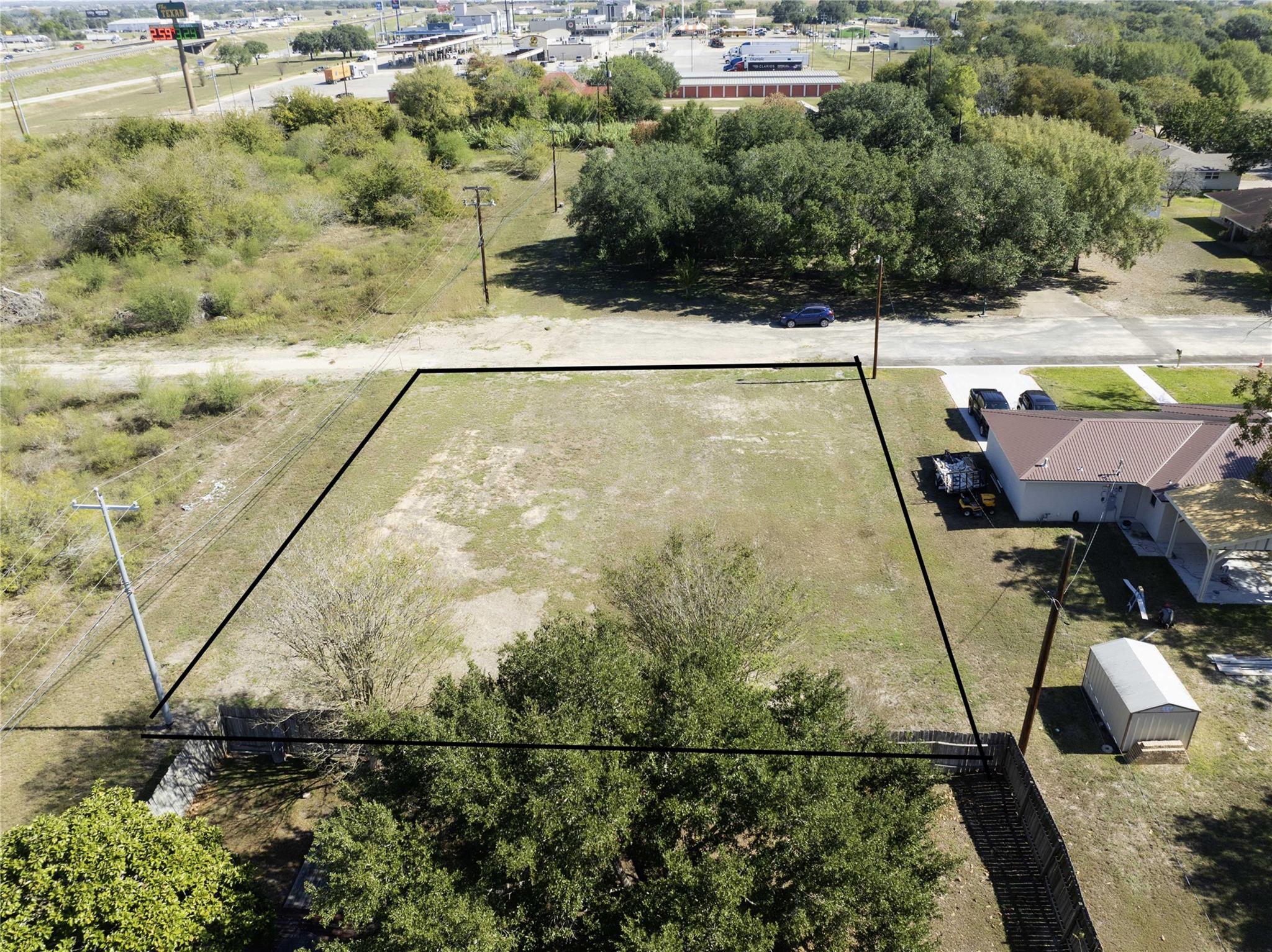 305 & 307 N Upton Ave, Schulenburg, TX 78956