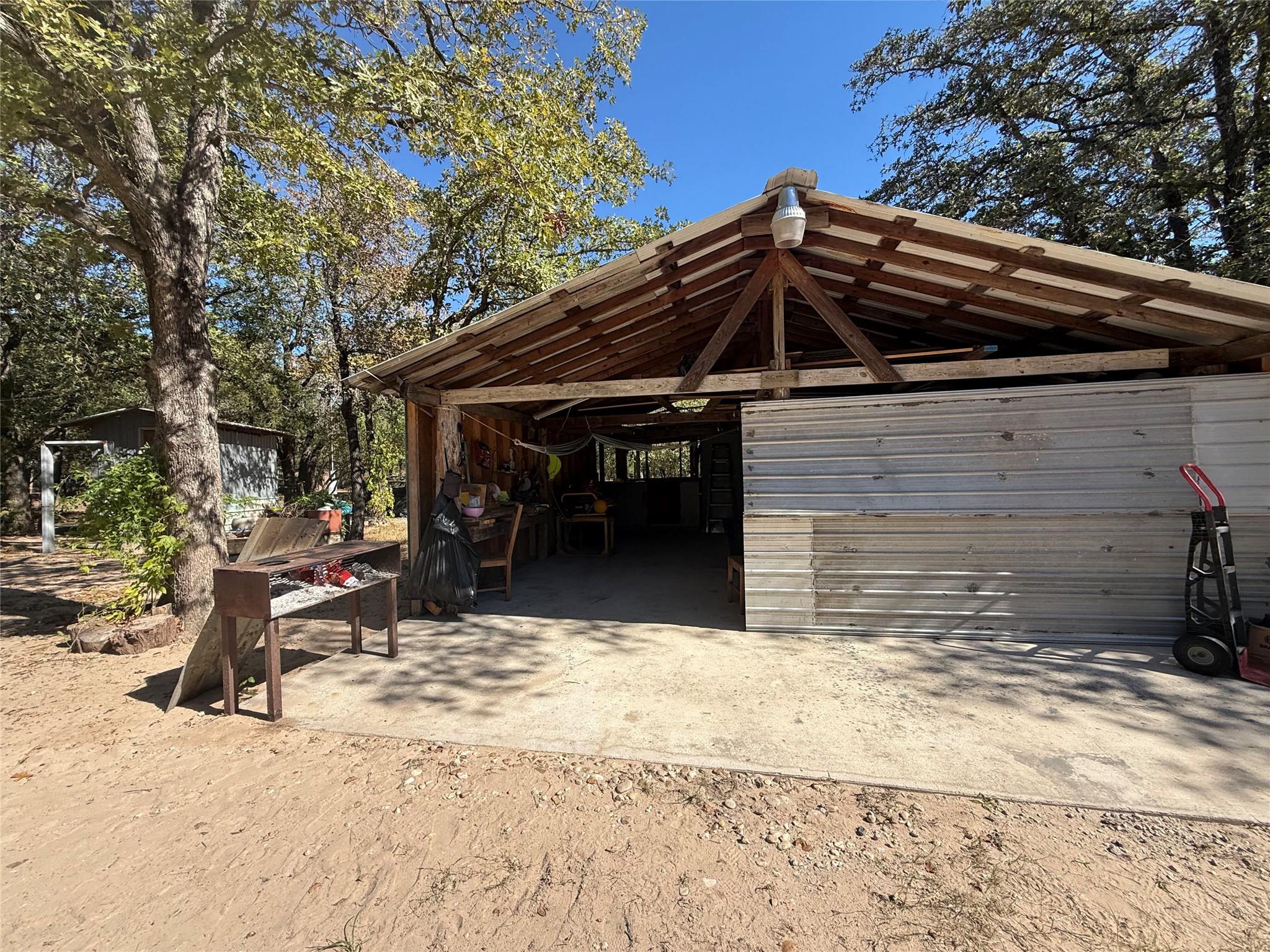 680 Hidden Oaks Dr, Elgin, TX 78621