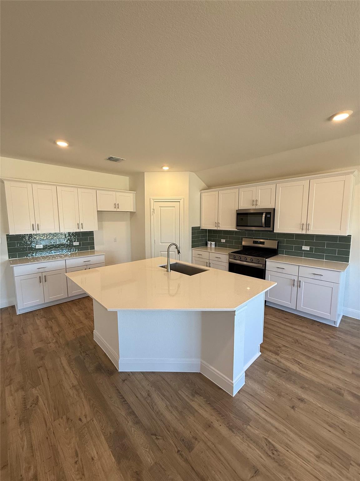 215 Great Northern Dr, Cedar Creek, TX 78612