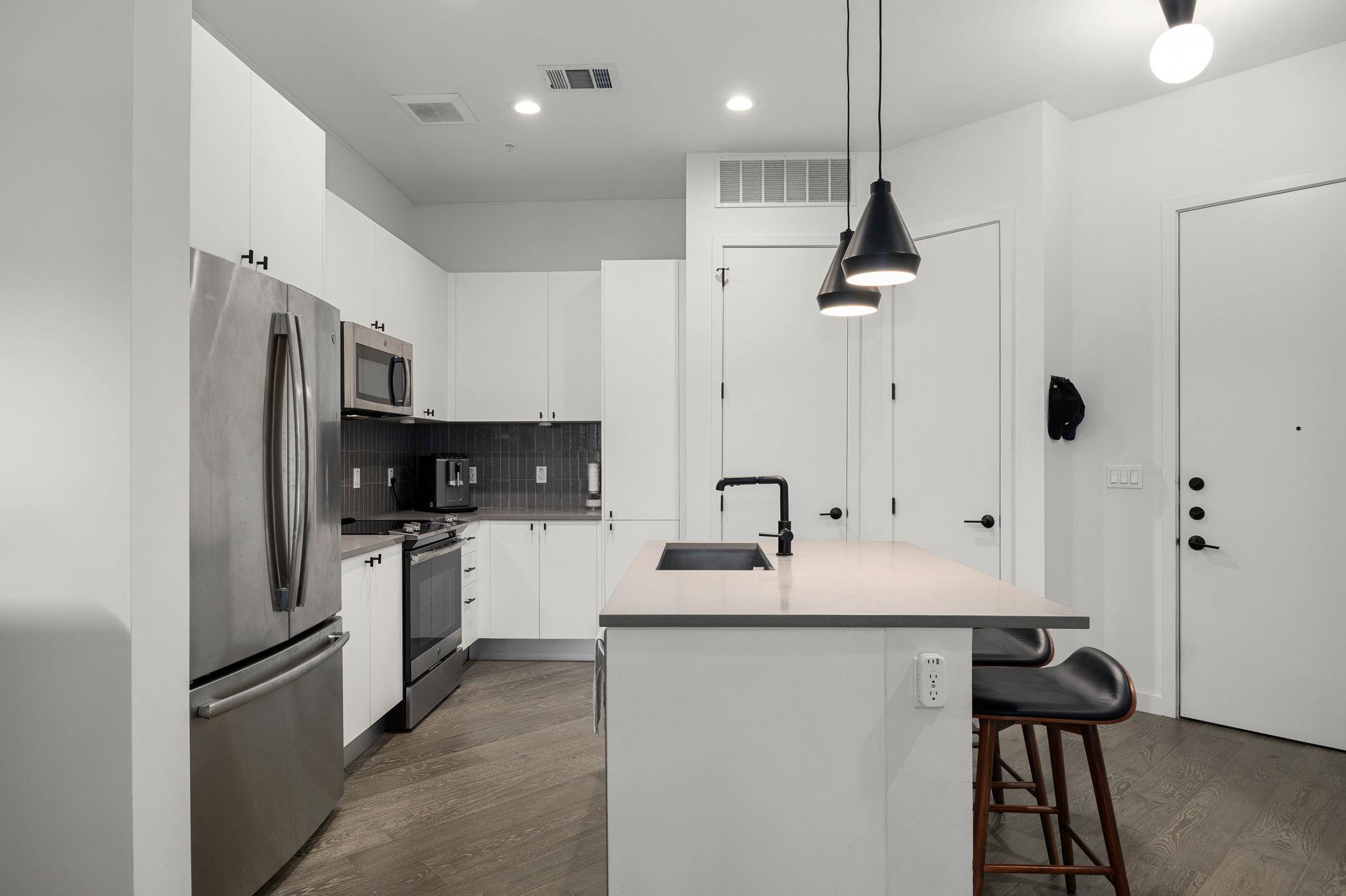 800 Embassy Dr # 204, Austin, TX 78702