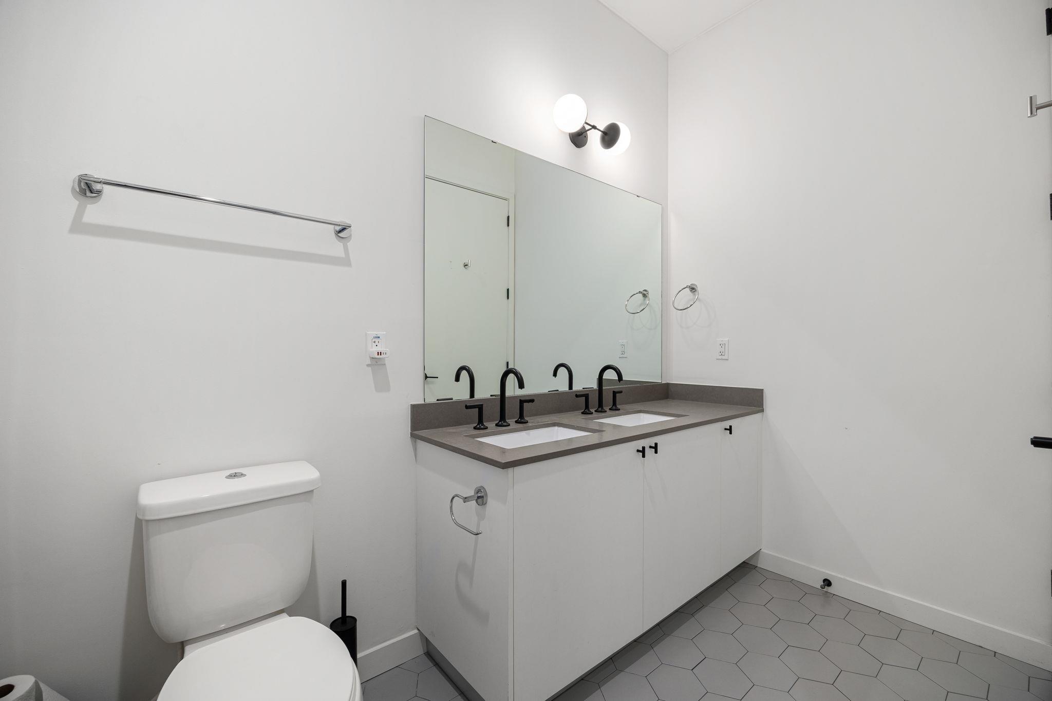 800 Embassy Dr # 204, Austin, TX 78702