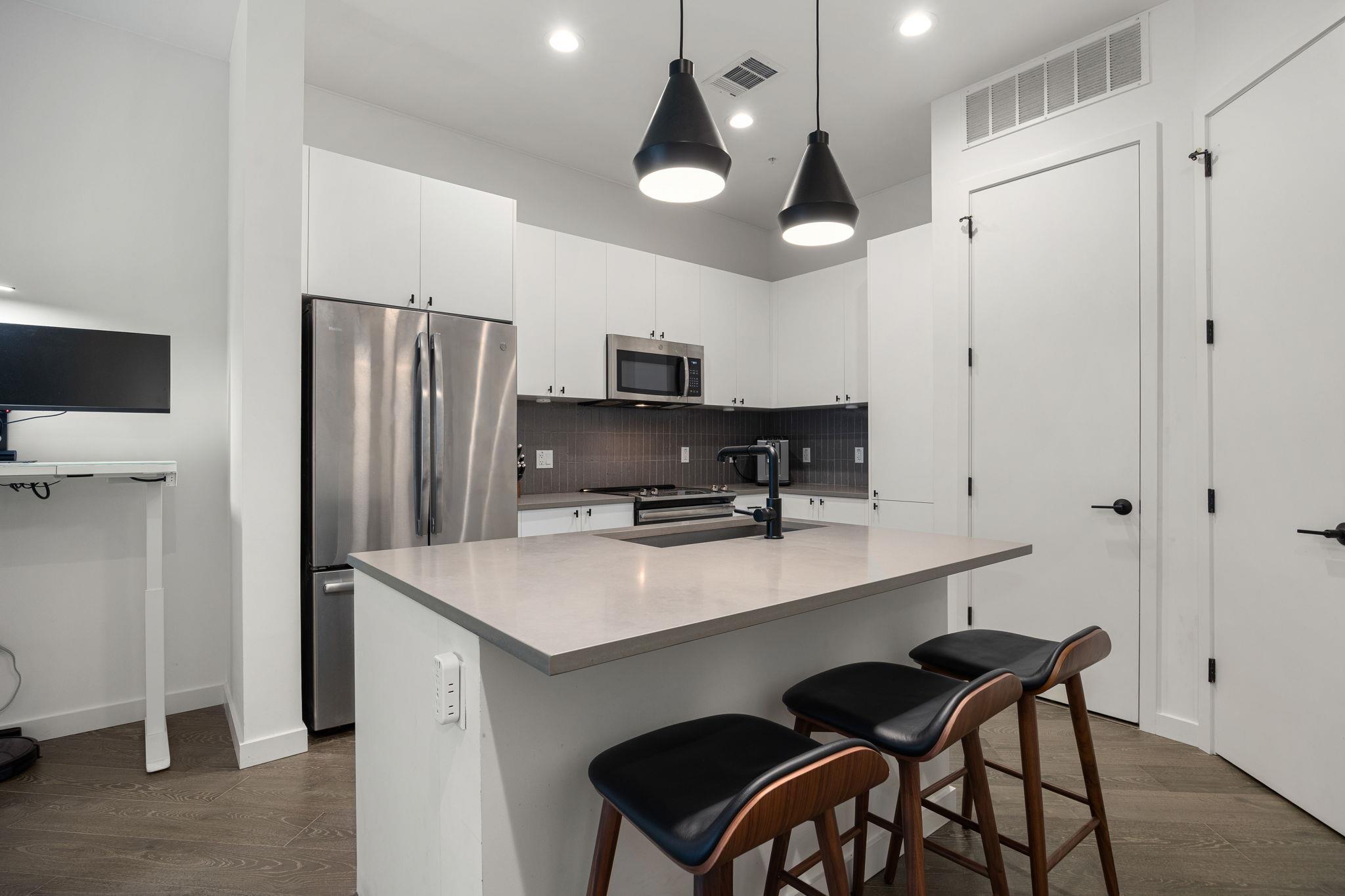 800 Embassy Dr # 204, Austin, TX 78702