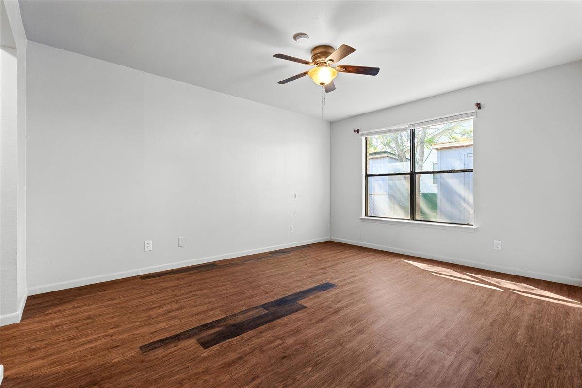 1129 W San Antonio St, Lockhart, TX 78644