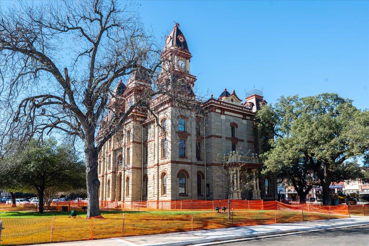 1129 W San Antonio St, Lockhart, TX 78644