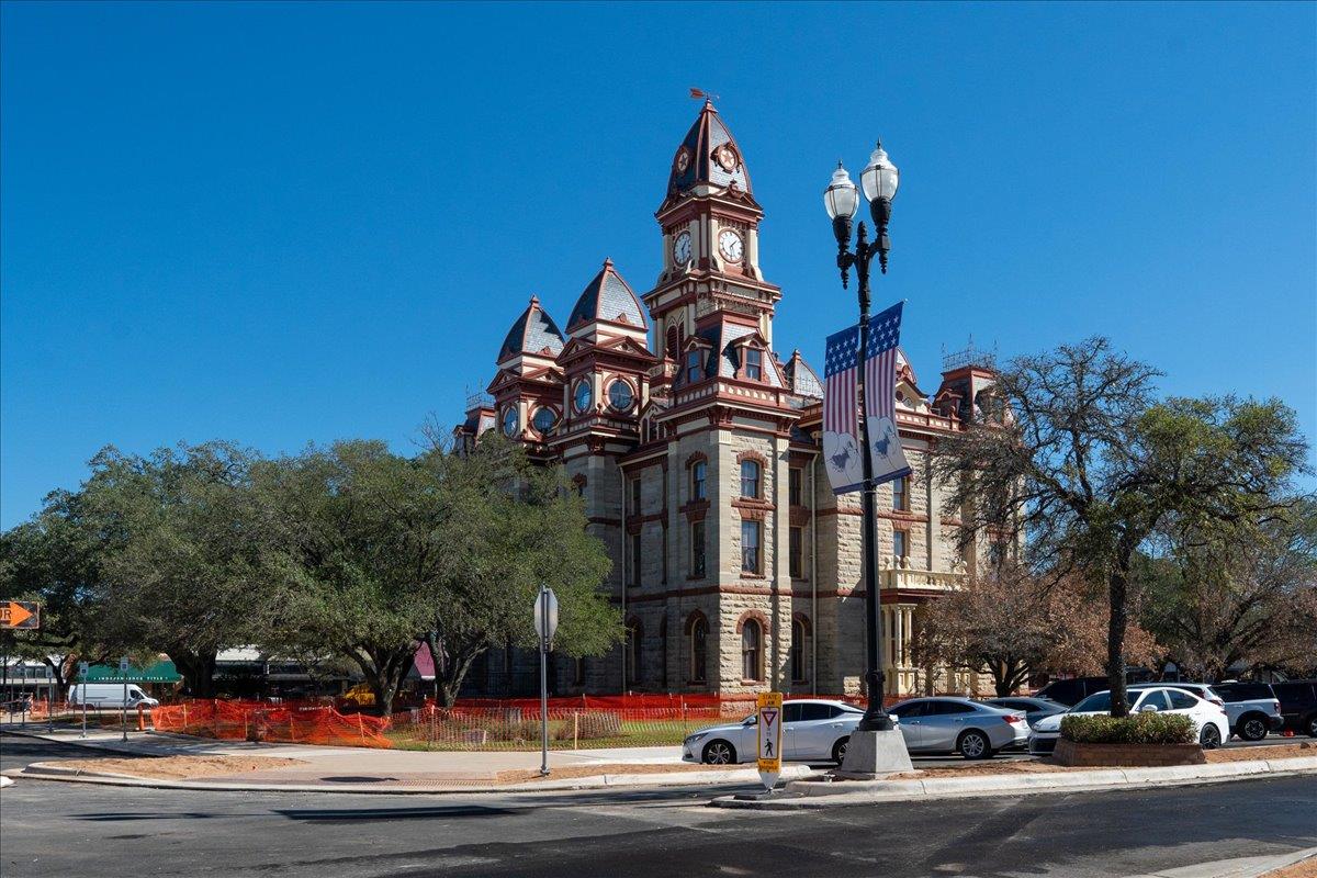 1129 W San Antonio St, Lockhart, TX 78644