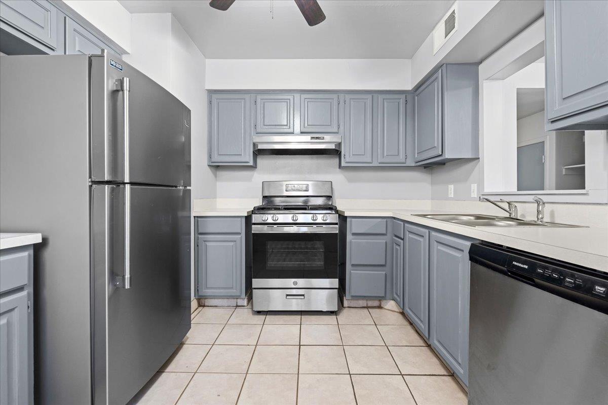 1129 W San Antonio St, Lockhart, TX 78644