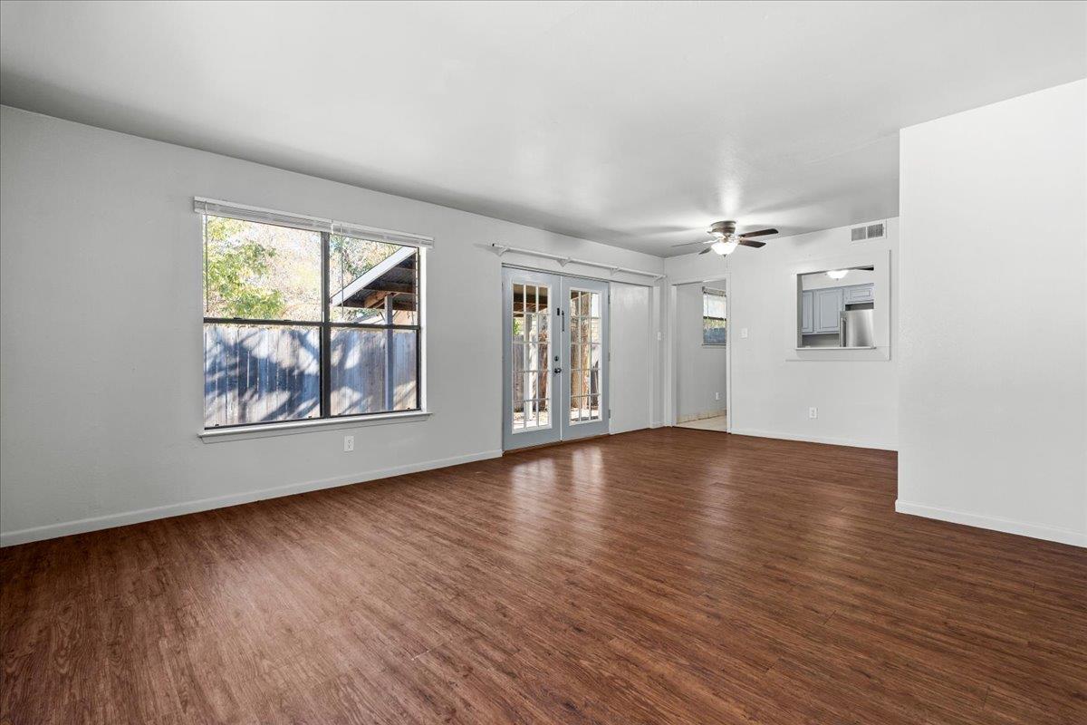 1129 W San Antonio St, Lockhart, TX 78644