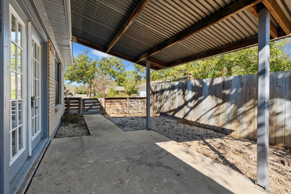 1129 W San Antonio St, Lockhart, TX 78644