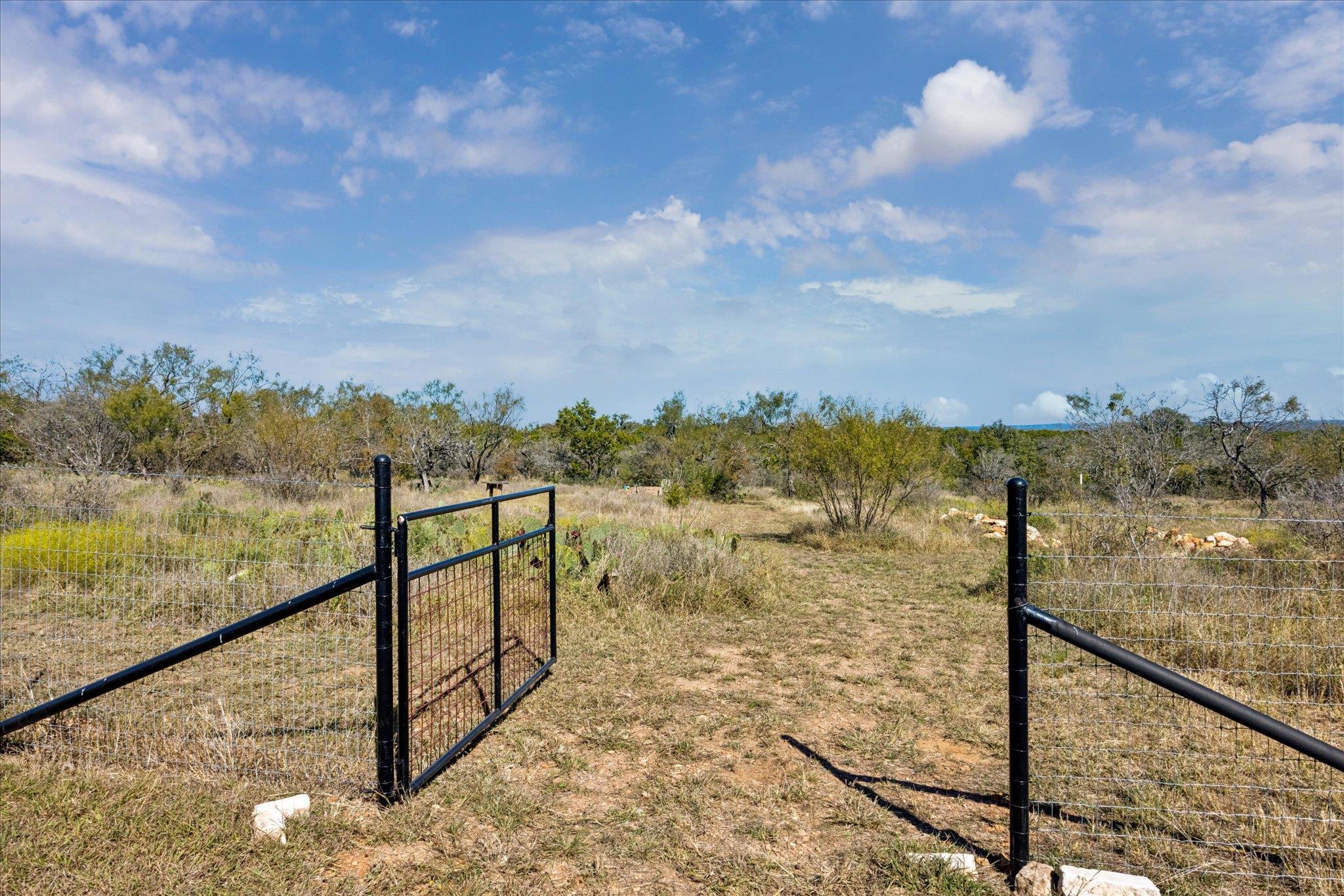 108 Schoolhouse Ln, Spicewood, TX 78669