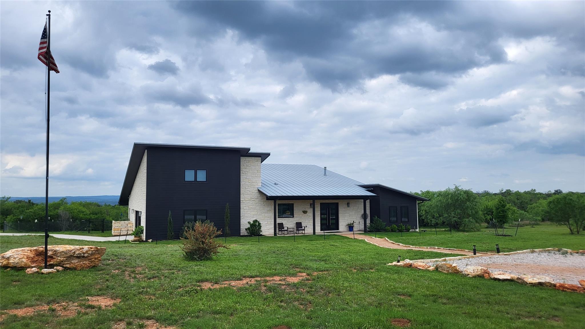 108 Schoolhouse Ln, Spicewood, TX 78669