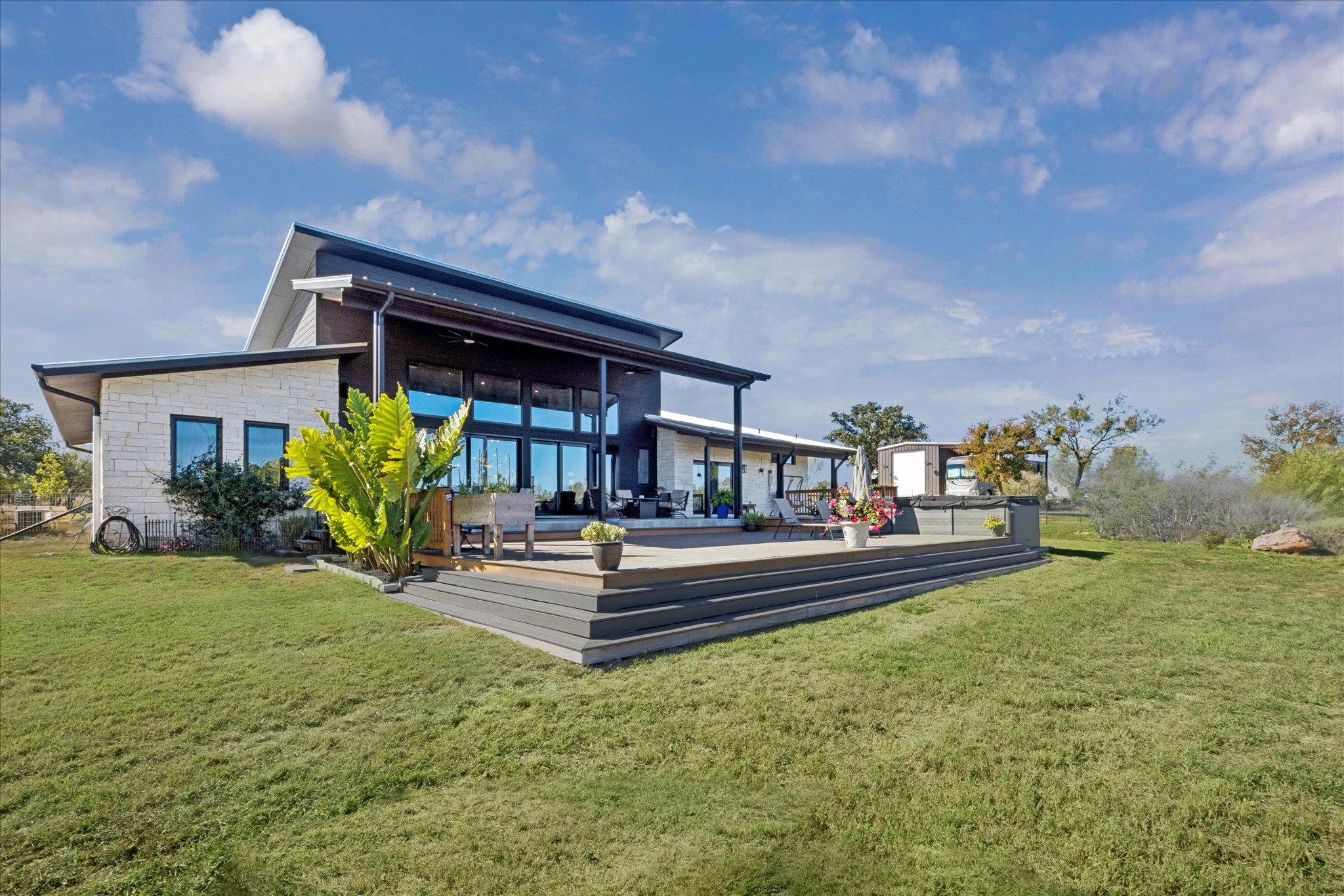 108 Schoolhouse Ln, Spicewood, TX 78669