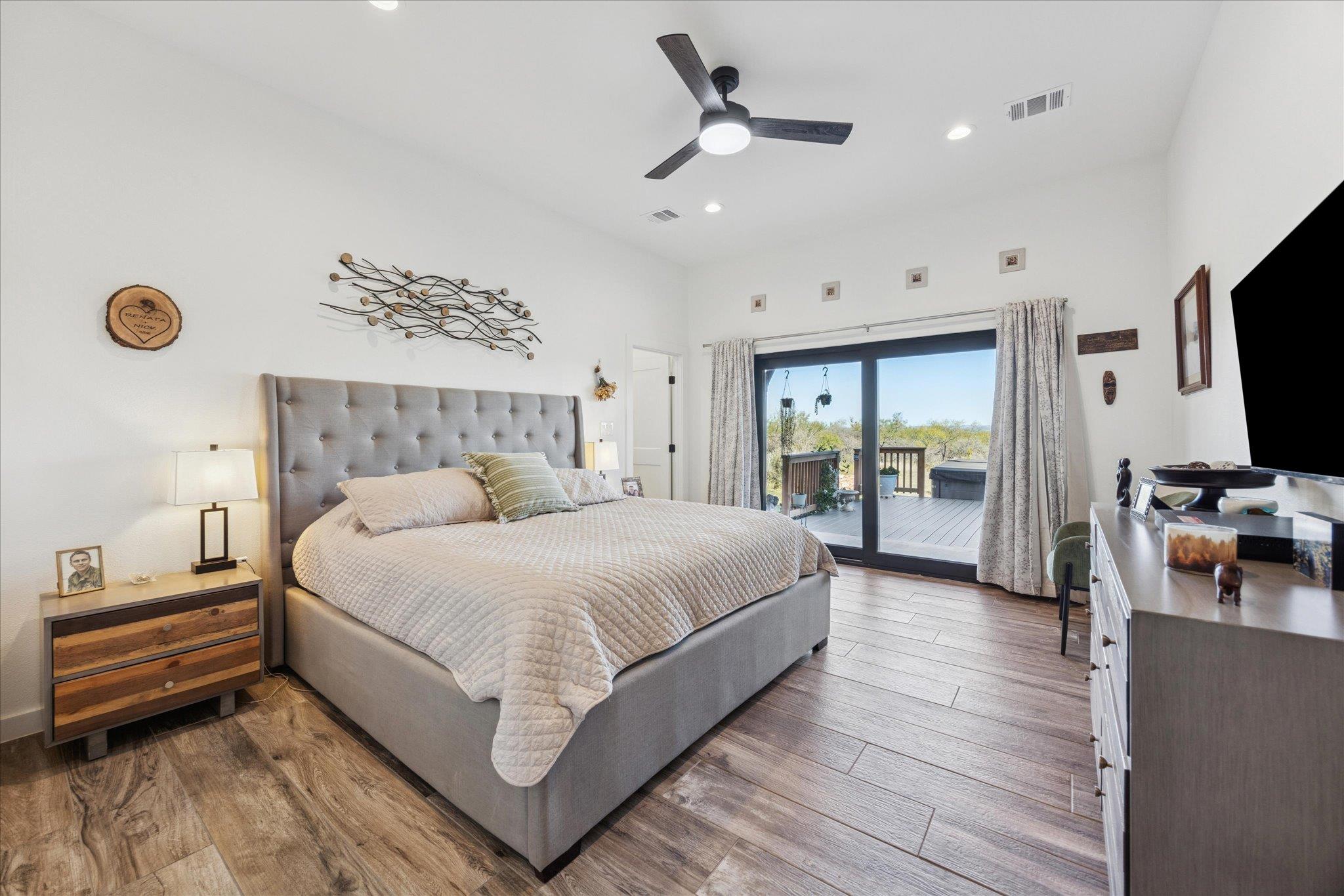 108 Schoolhouse Ln, Spicewood, TX 78669