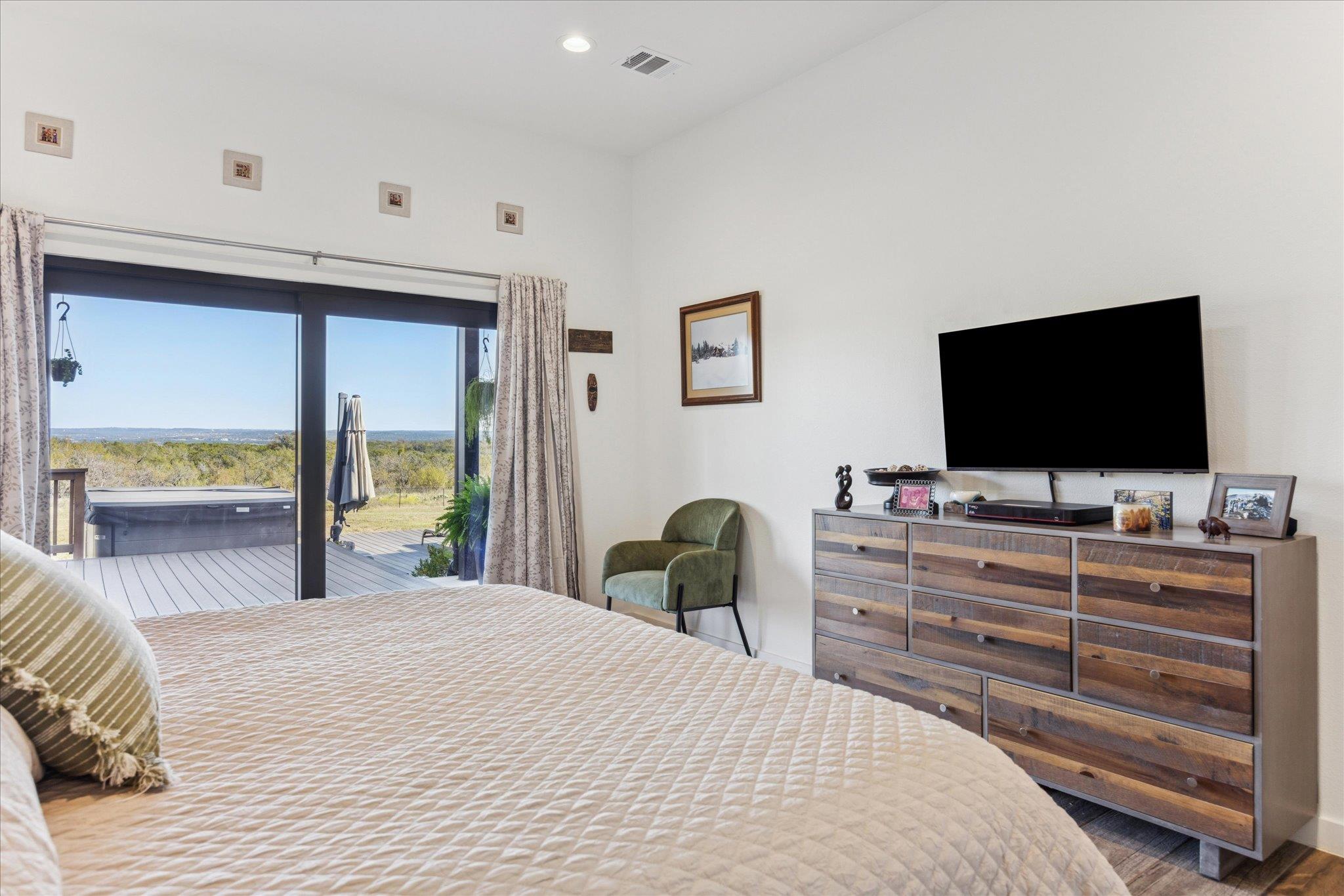 108 Schoolhouse Ln, Spicewood, TX 78669