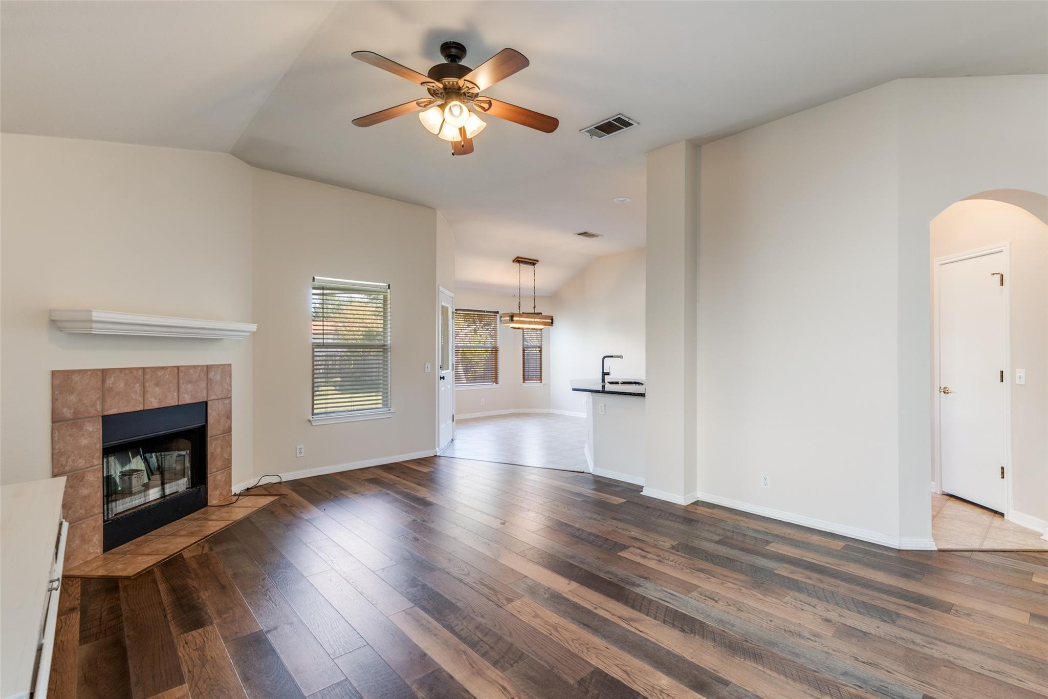 107 Cassandra Dr, Hutto, TX 78634