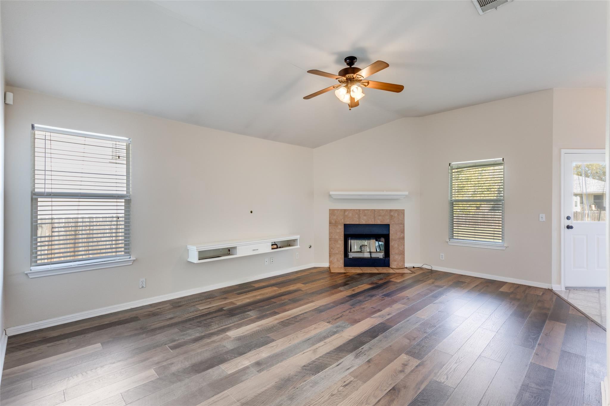 107 Cassandra Dr, Hutto, TX 78634