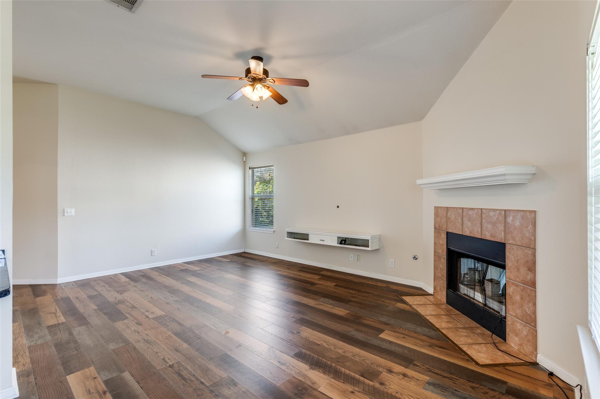 107 Cassandra Dr, Hutto, TX 78634