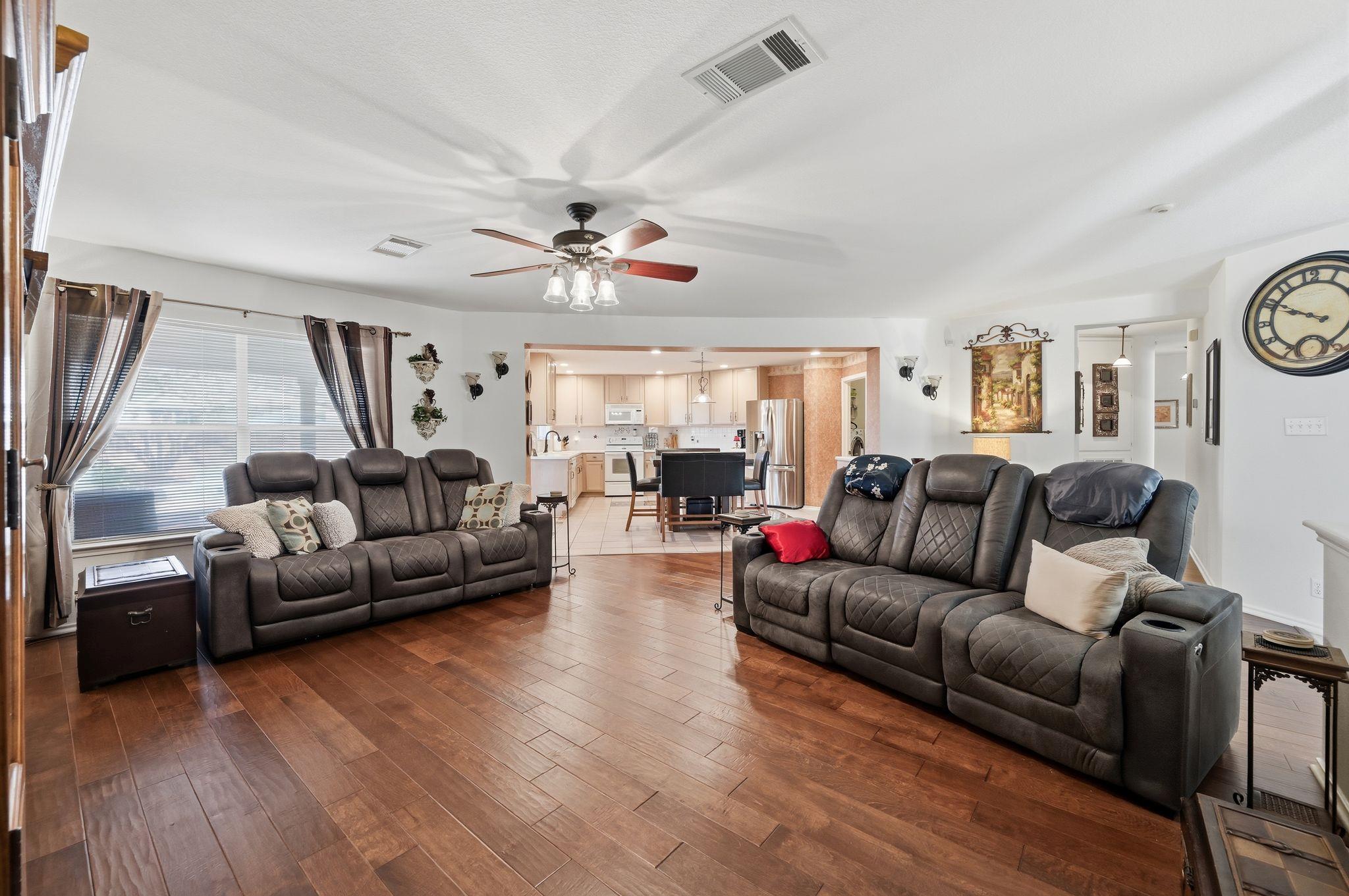 903 E Olympic Dr, Pflugerville, TX 78660