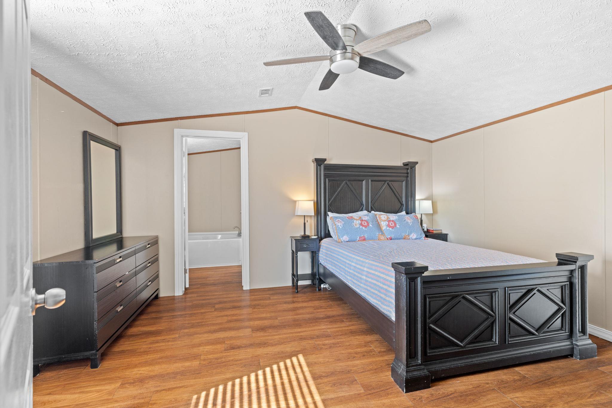 195 Gato Rd, Cedar Creek, TX 78612