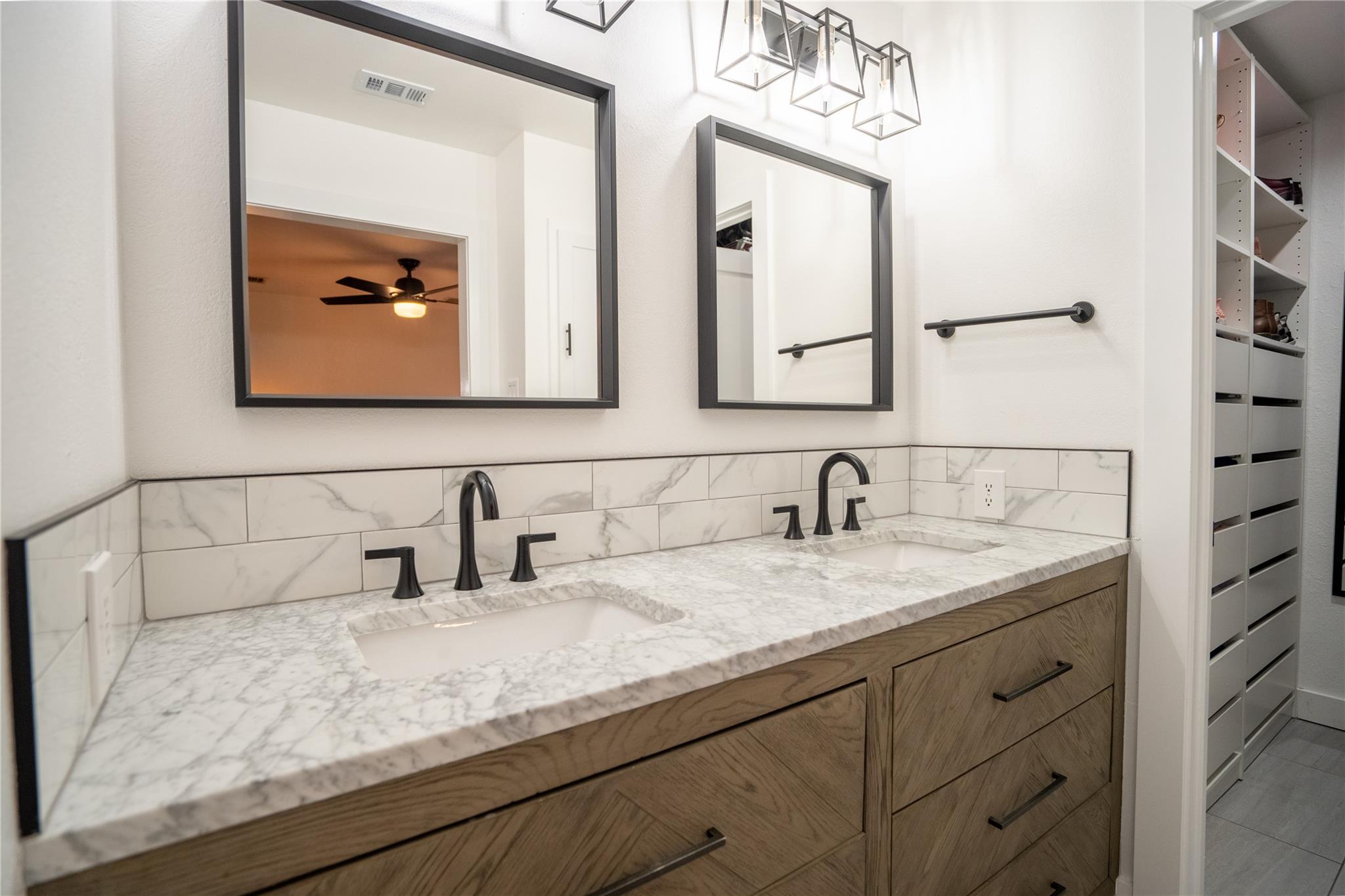 2102 KENT St, Taylor, TX 76574