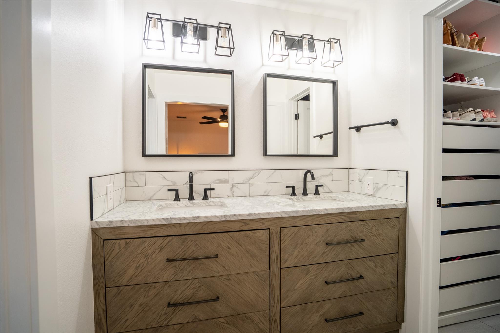 2102 KENT St, Taylor, TX 76574