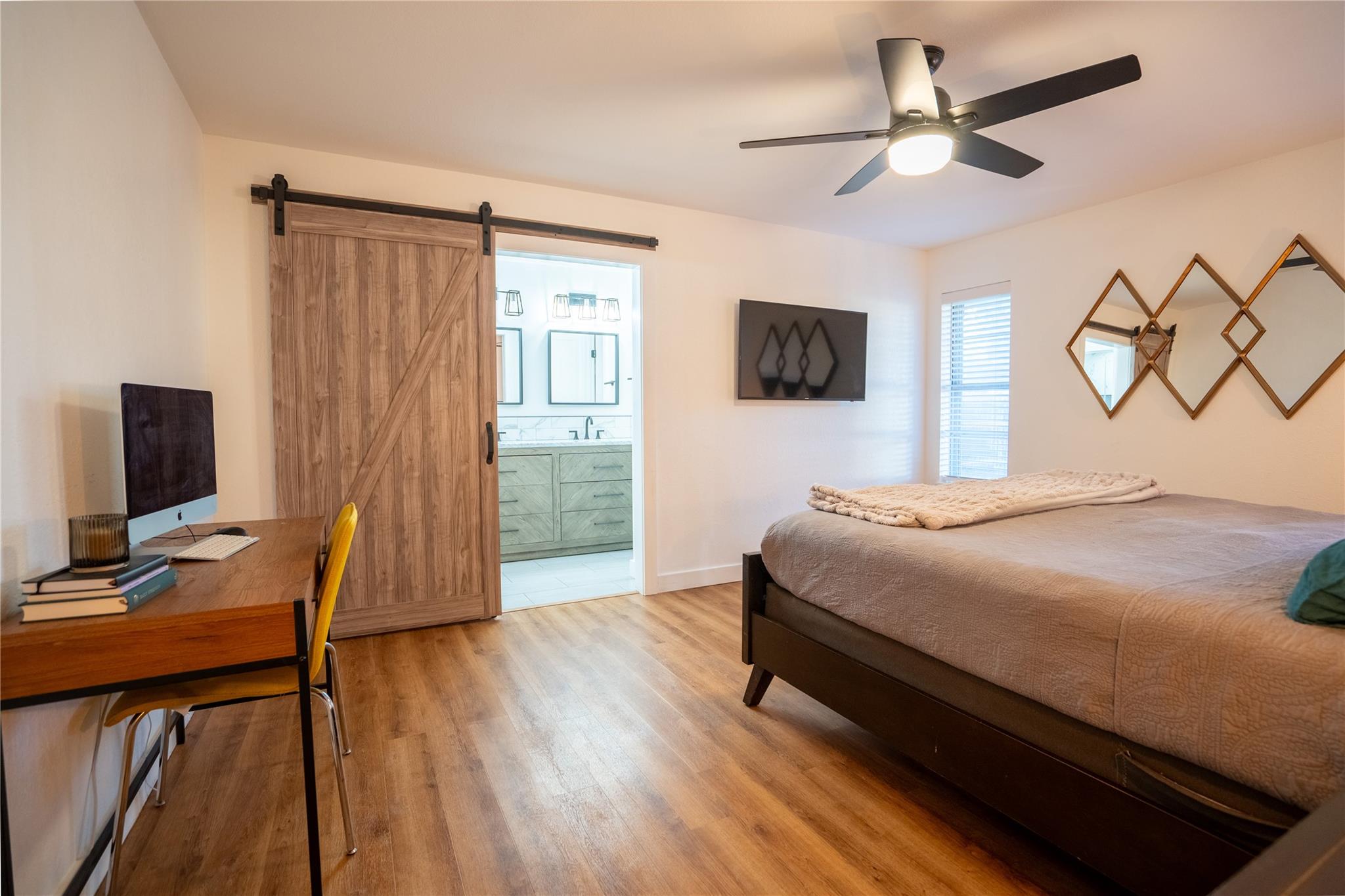 2102 KENT St, Taylor, TX 76574