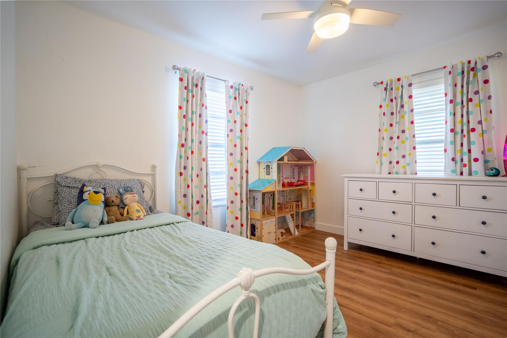 2102 KENT St, Taylor, TX 76574