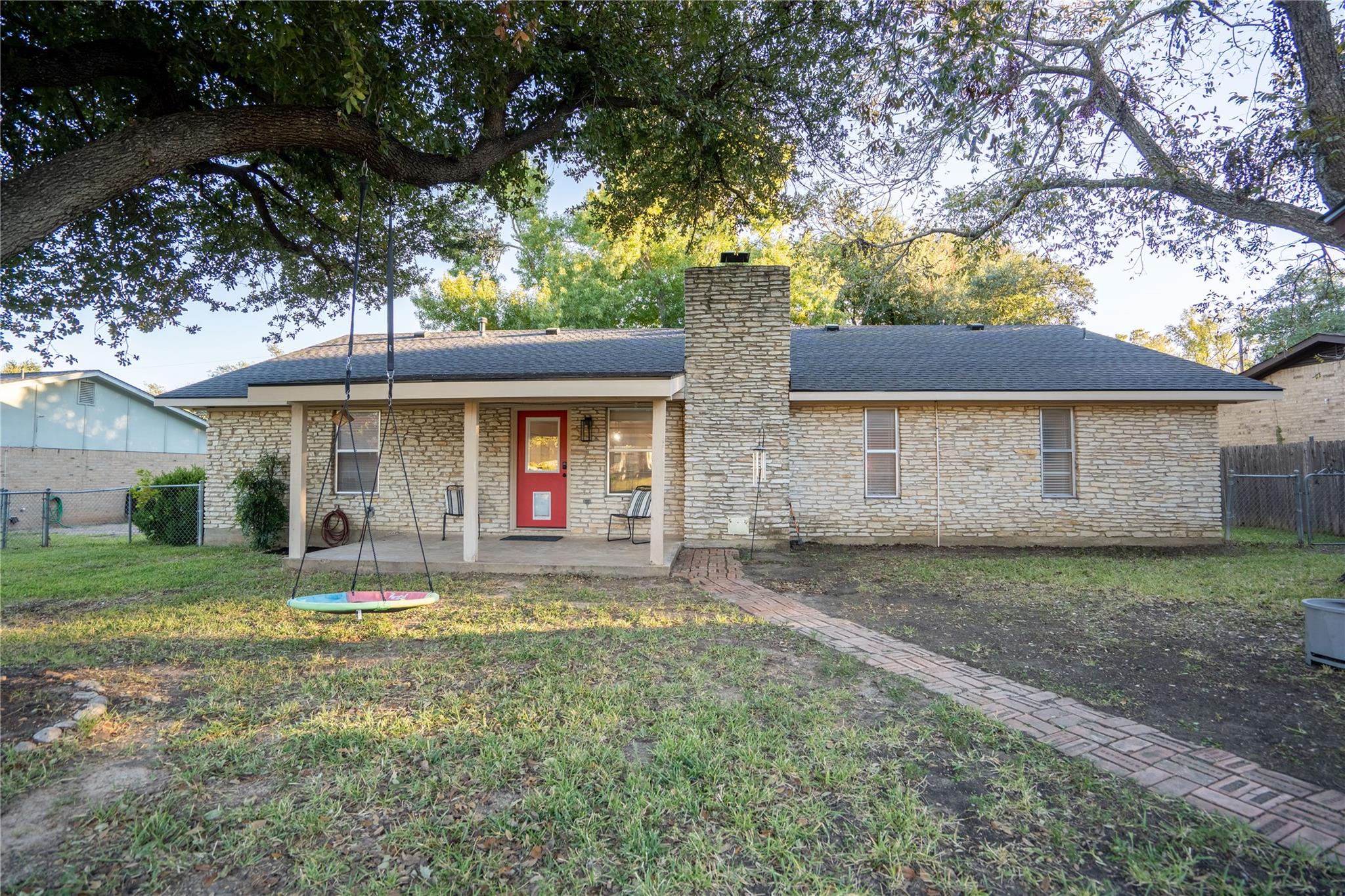 2102 KENT St, Taylor, TX 76574