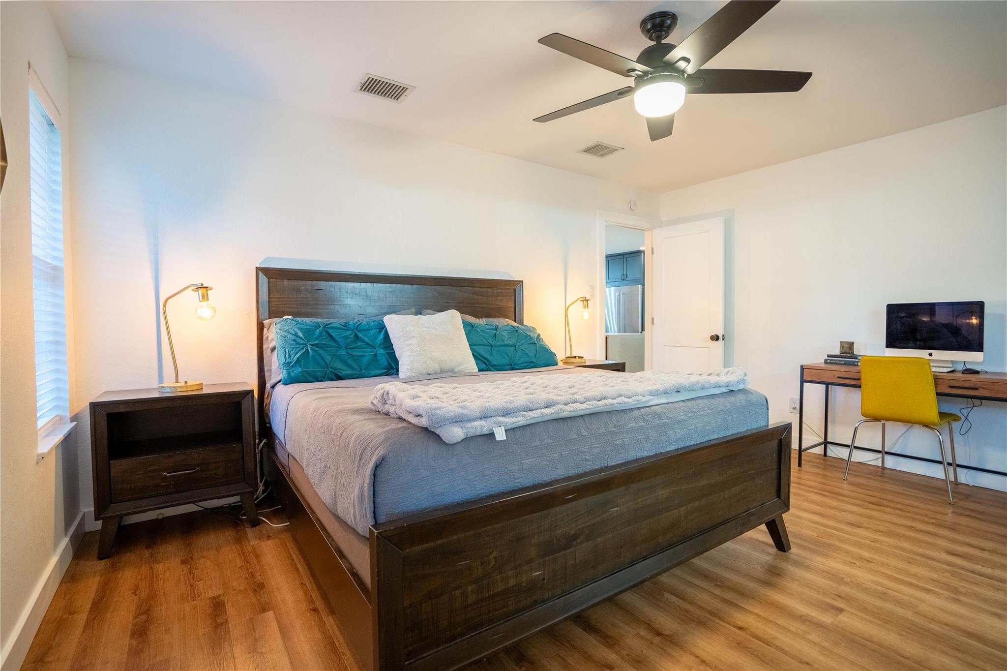 2102 KENT St, Taylor, TX 76574