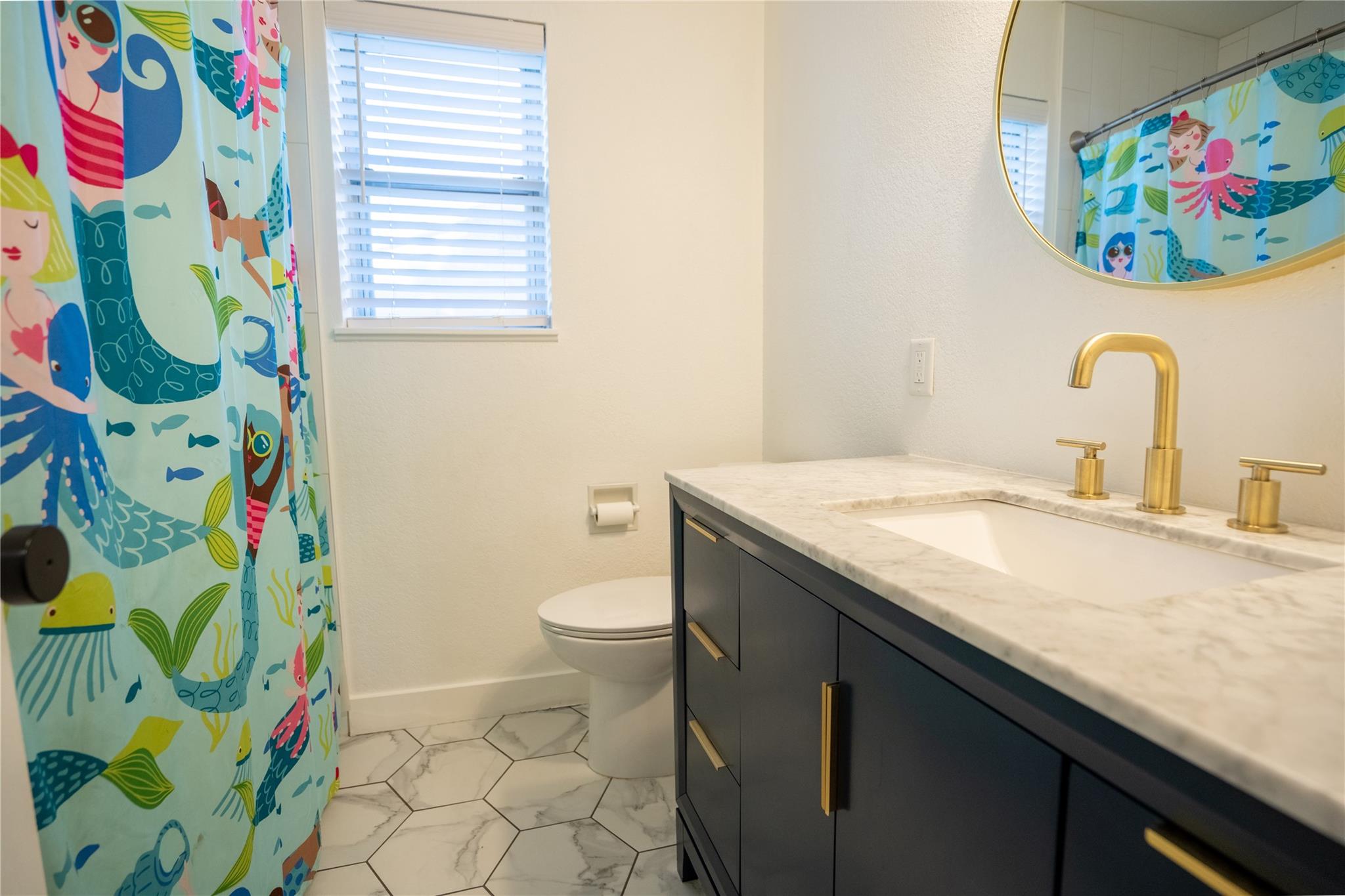 2102 KENT St, Taylor, TX 76574