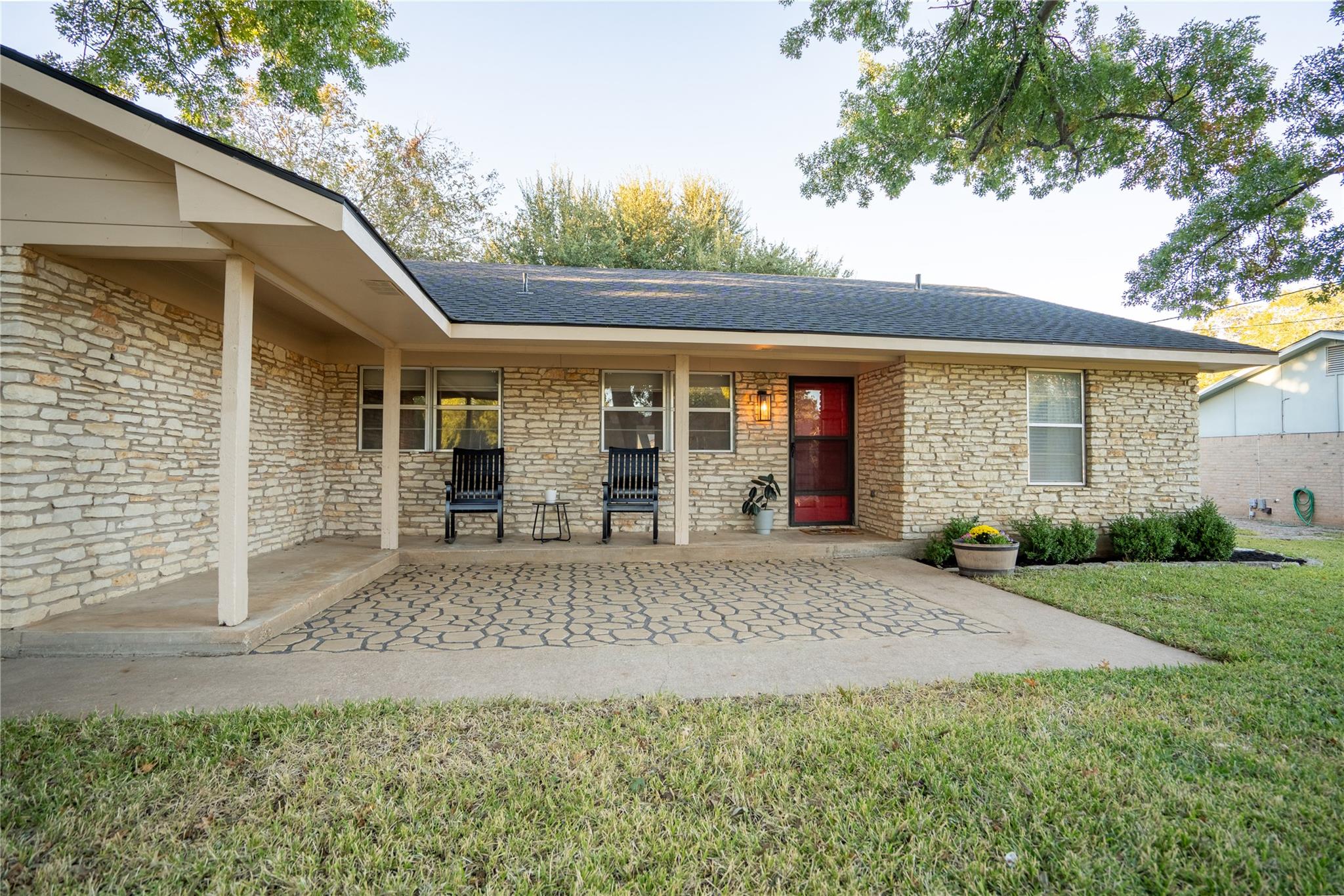 2102 KENT St, Taylor, TX 76574