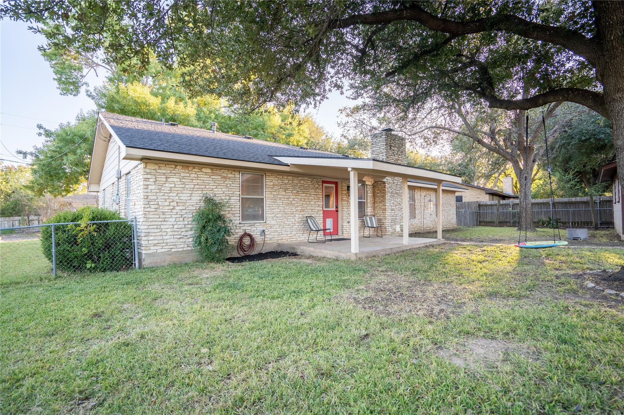 2102 KENT St, Taylor, TX 76574