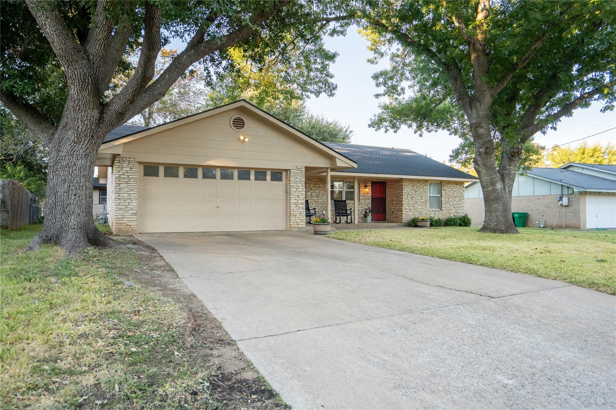 2102 KENT St, Taylor, TX 76574