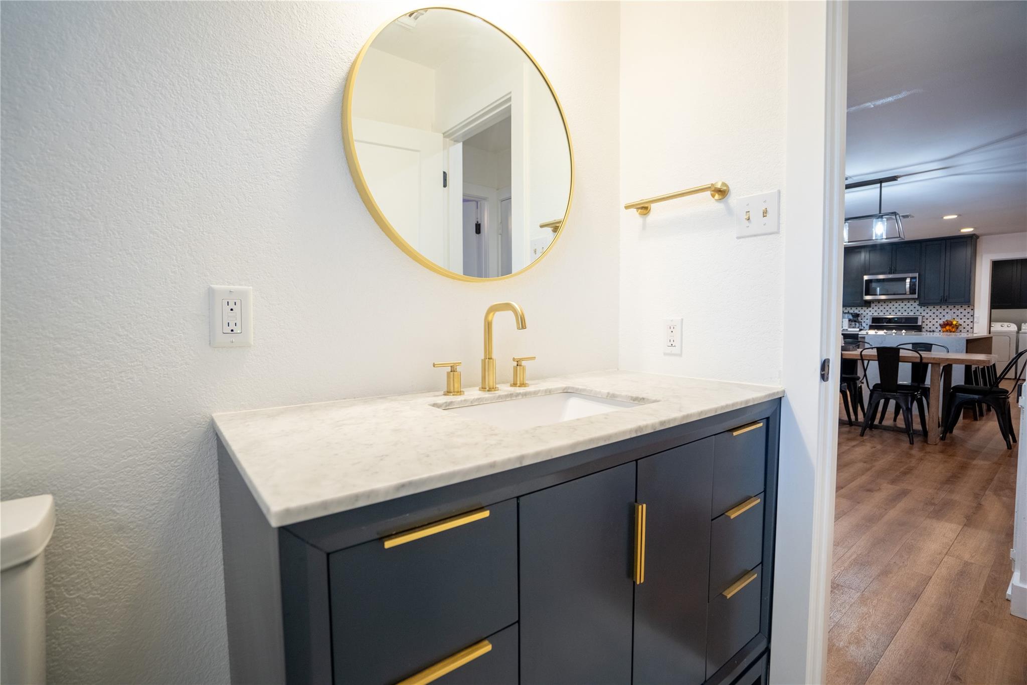 2102 KENT St, Taylor, TX 76574