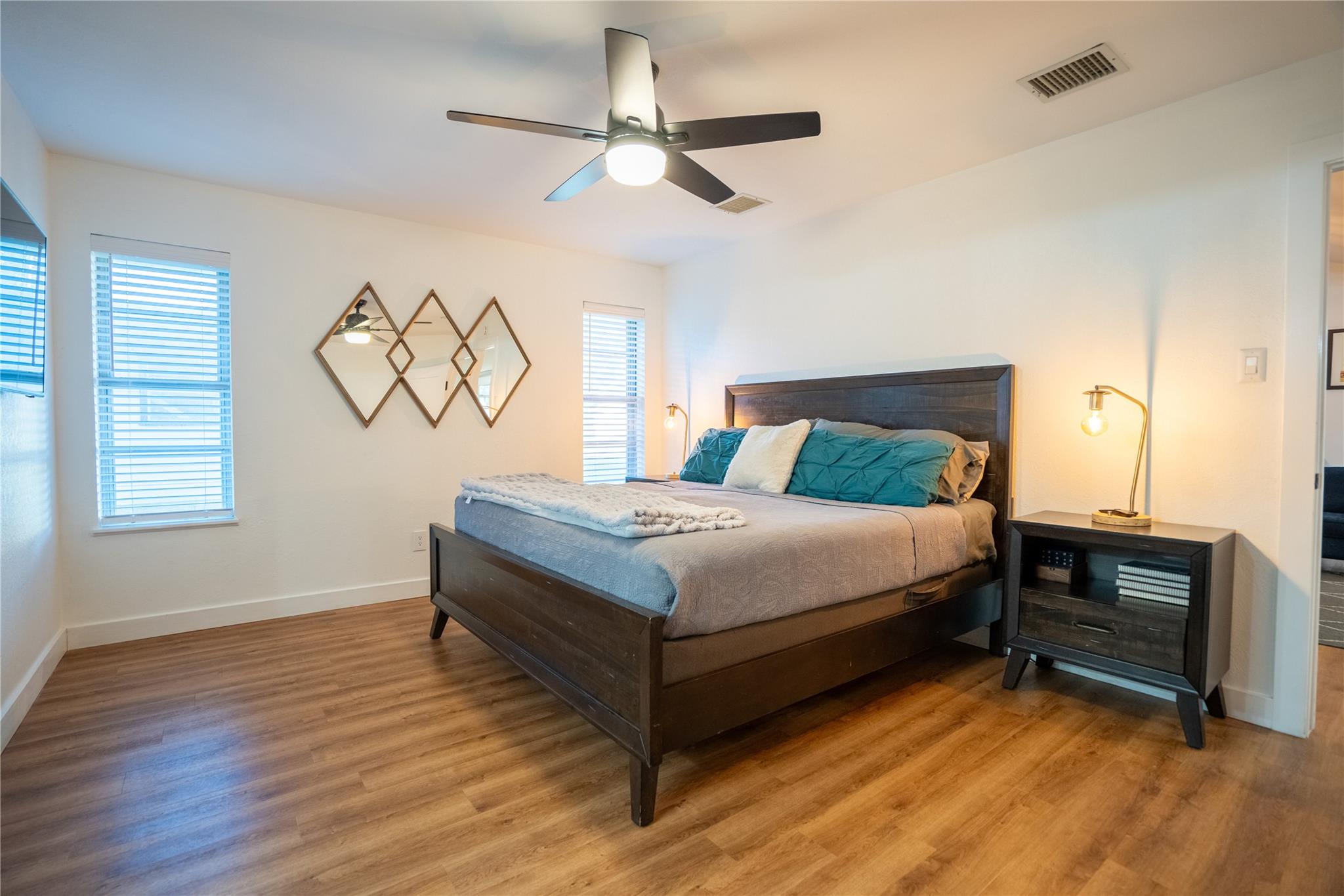 2102 KENT St, Taylor, TX 76574