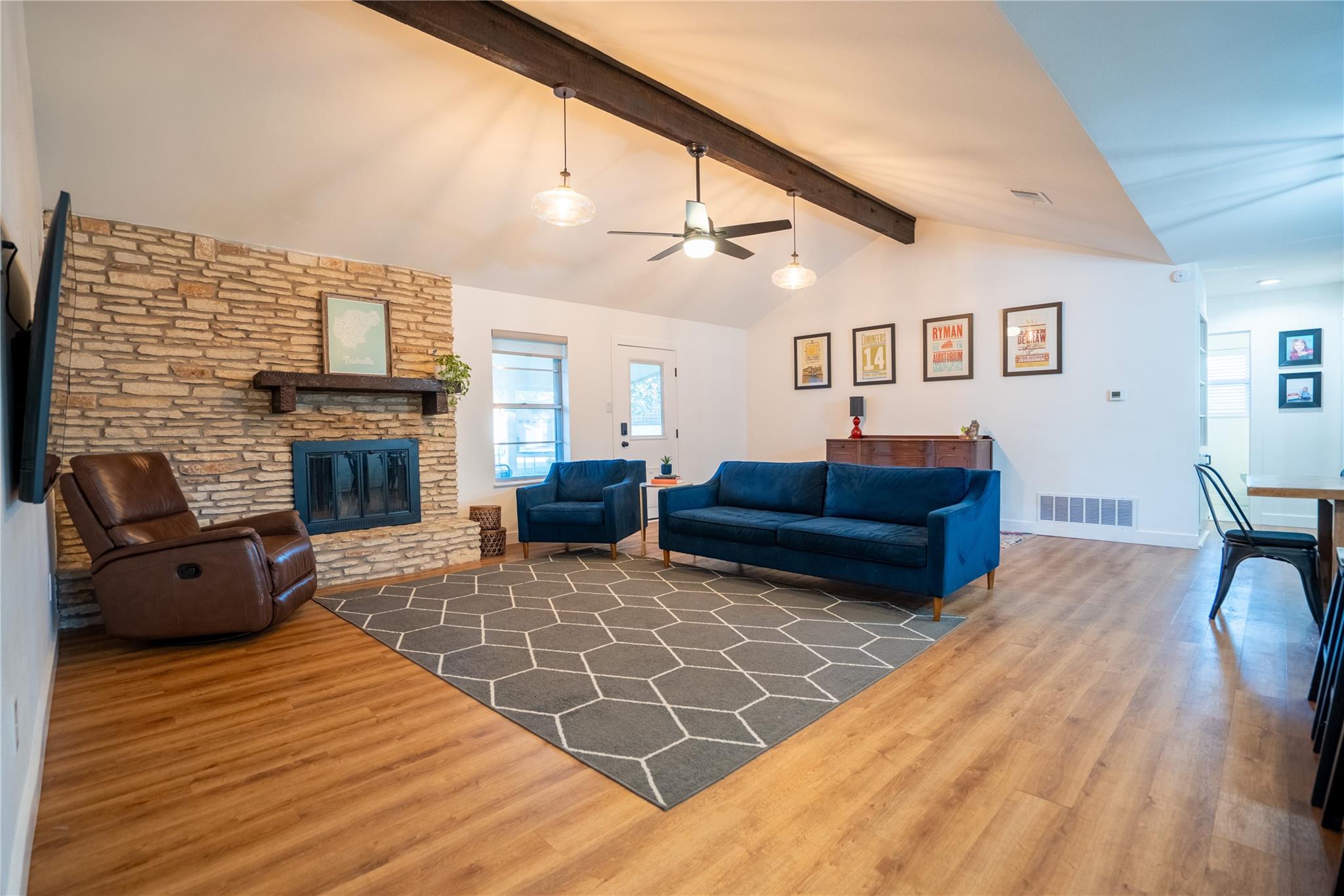 2102 KENT St, Taylor, TX 76574